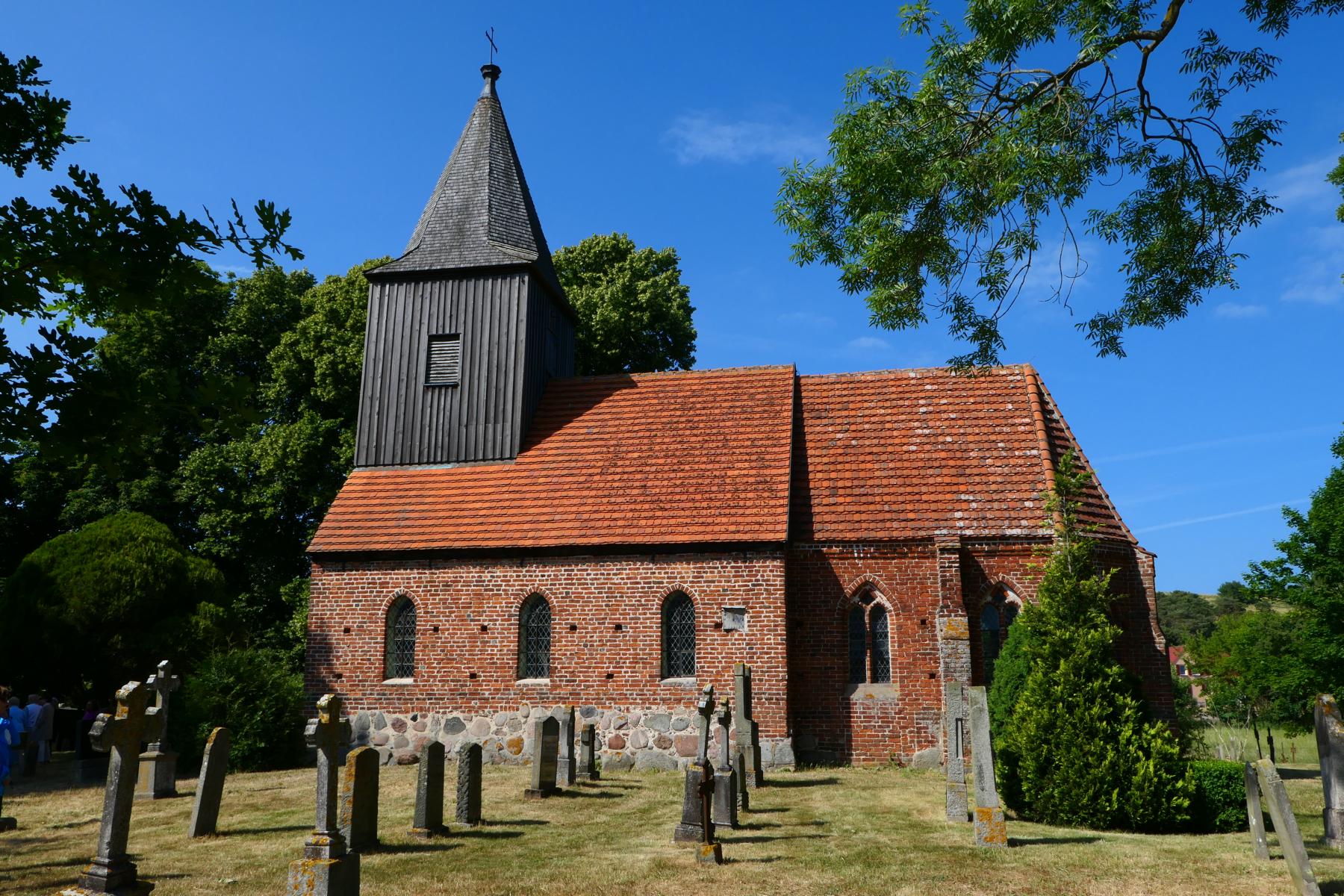Eine der ltesten Kirchen von Rgen in Gro Zicker, mit Findlingen im Sockel - Lupe Reisen