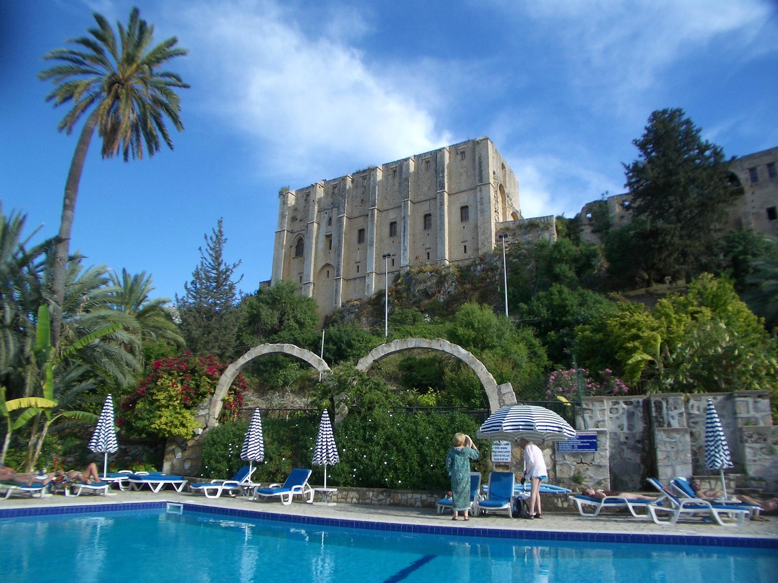 Blick ber den Pool auf das Kloster Bellapais
