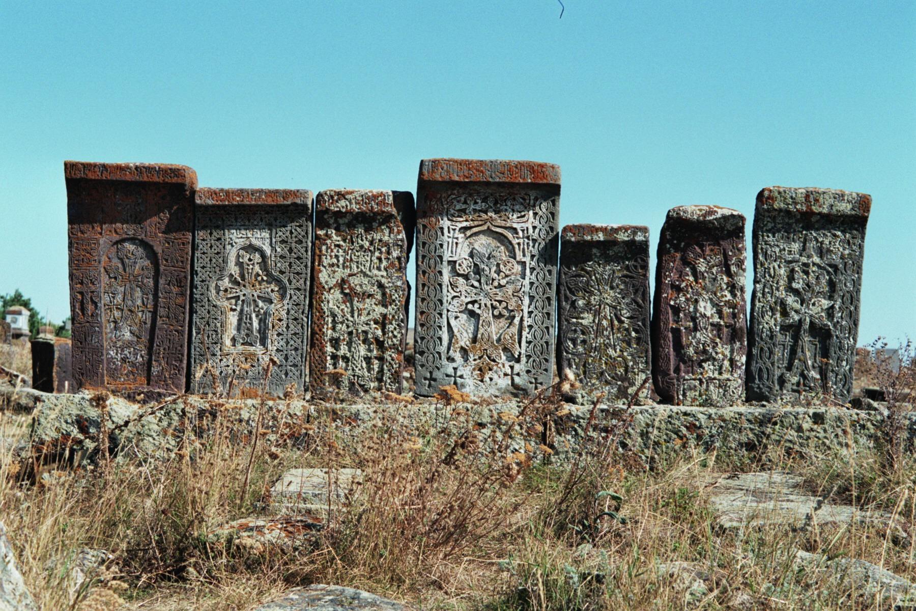 Grabsteine eines alten armenischen Friedhofs - Lupe Reisen