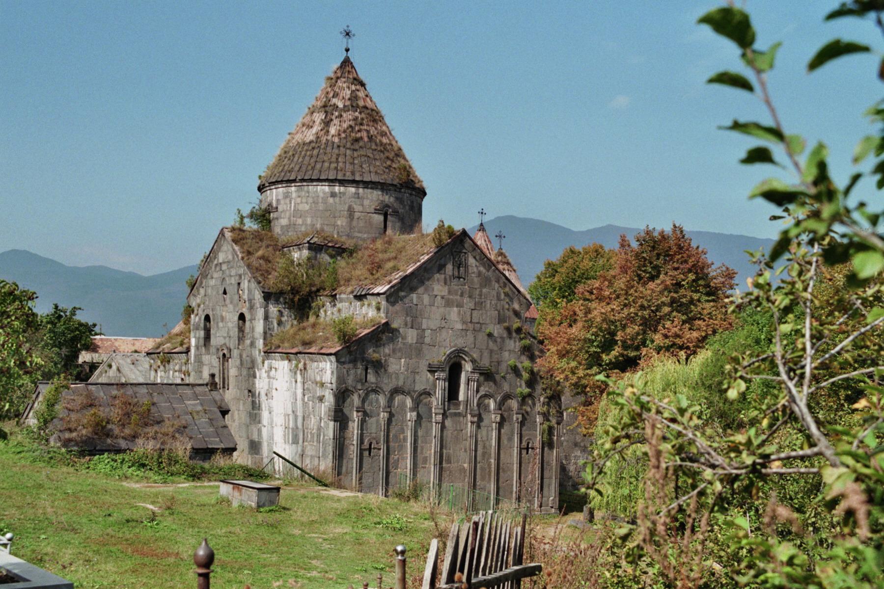 Altes armenisches Kloster in den Bergen - Lupe Reisen