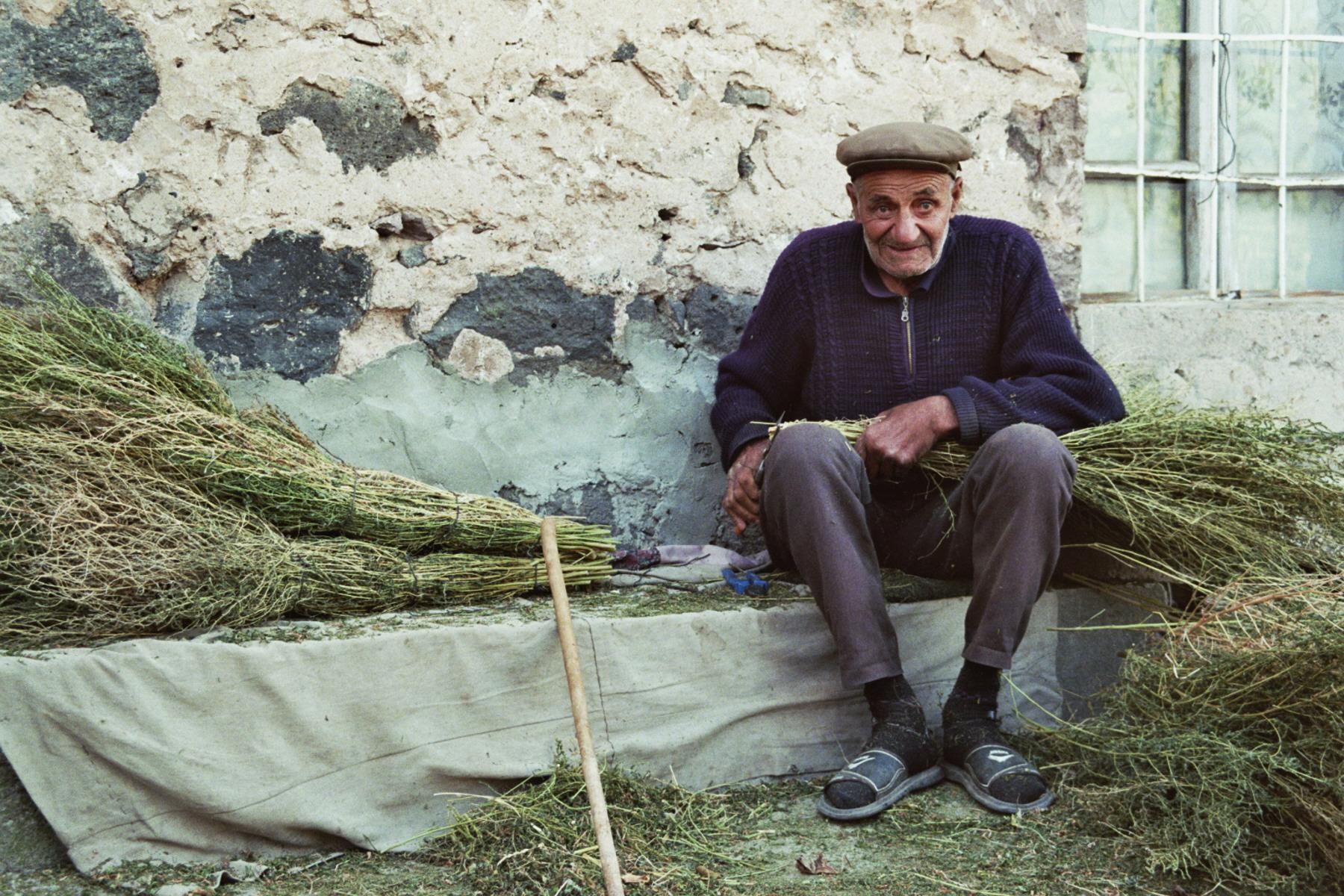 Traditionelles Handwerk des Korbflechtens in Armenien - Lupe Reisen
