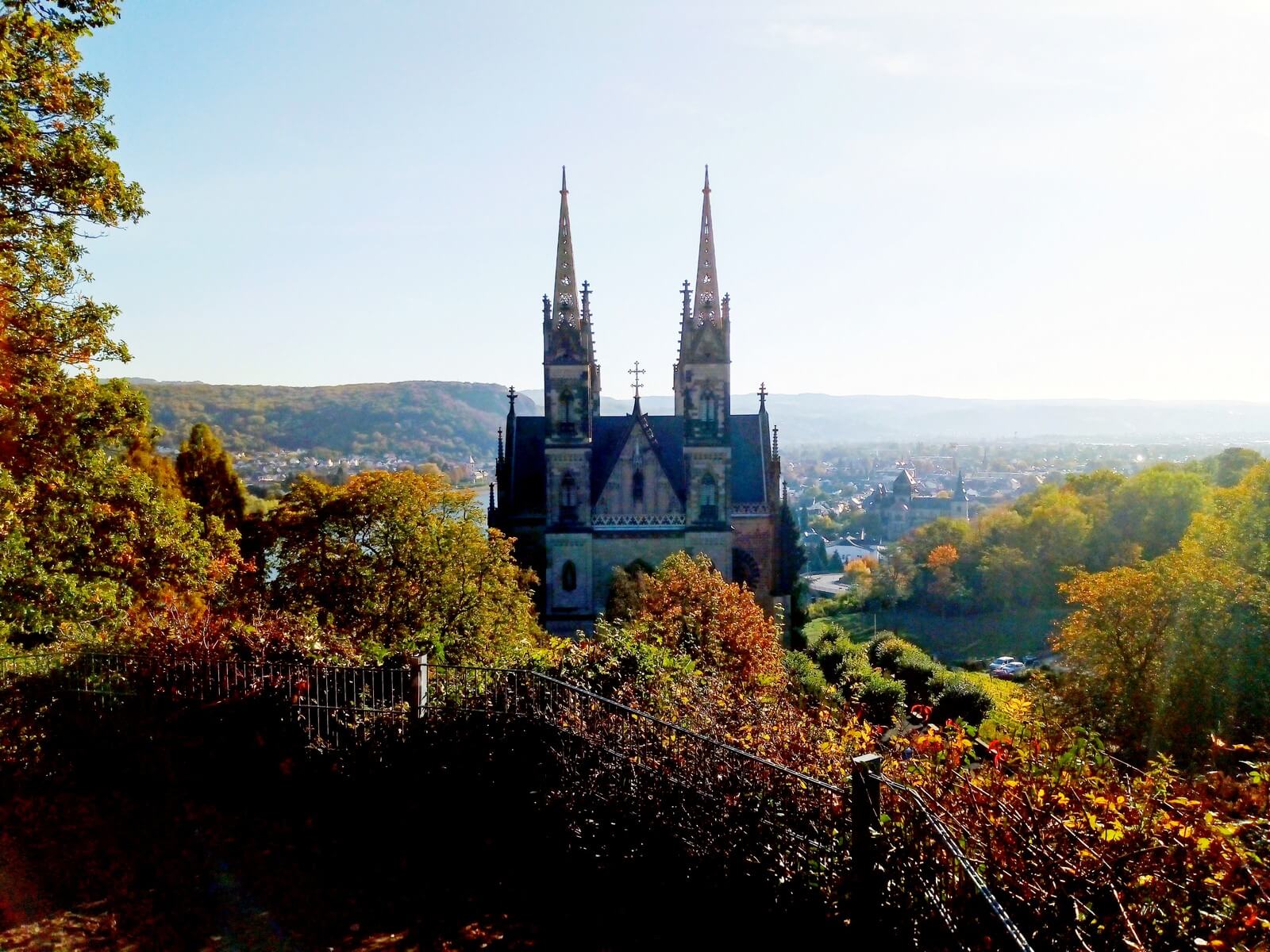 Blick von der Remagener Apollinaris-Kirche ber das Rheintal - Lupe Reisen