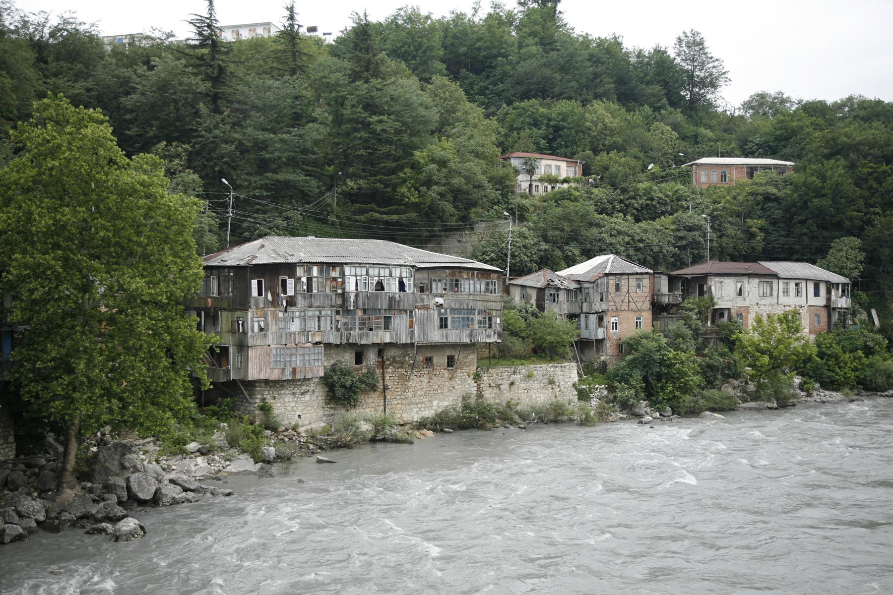 Georgische Huser entlang des Flusses - Lupe Reisen