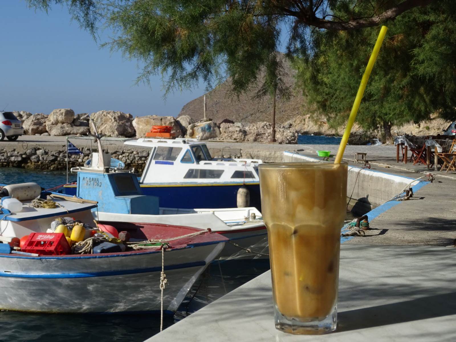 Ein leckerer Frappe im Hafen von Agios Antonios auf Tilos - Lupe Reisen