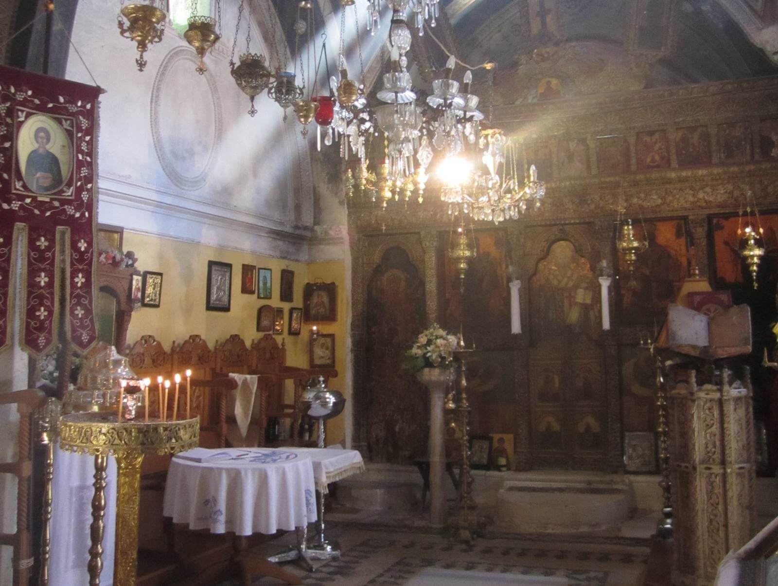 Die Kirche im Kloster Agios Panteleimonas auf Tilos ist noch in Betrieb - Lupe Reisen