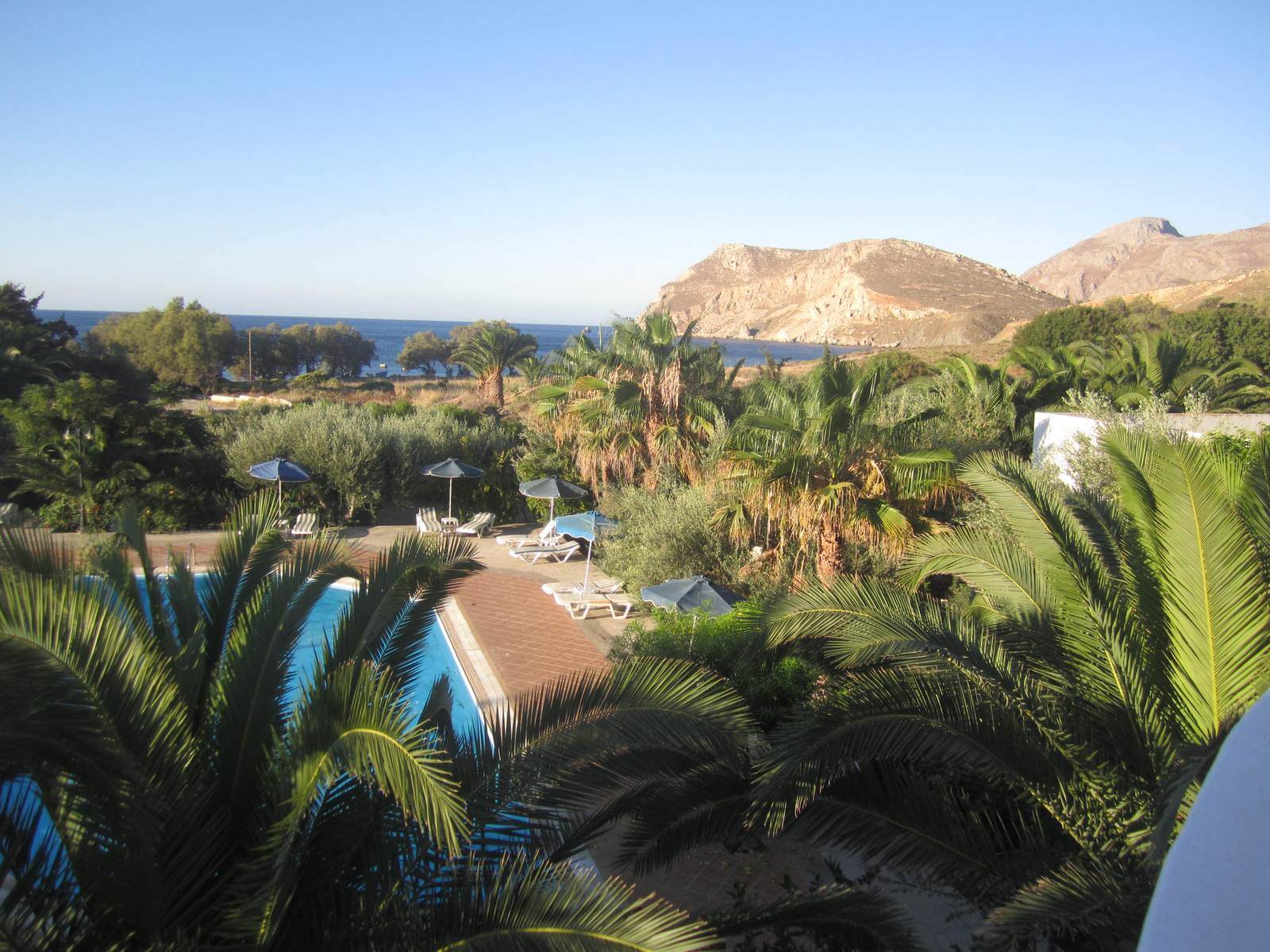Blick ber den Garten des Hotels in der Eristos-Bucht auf Tilos - Lupe Reisen