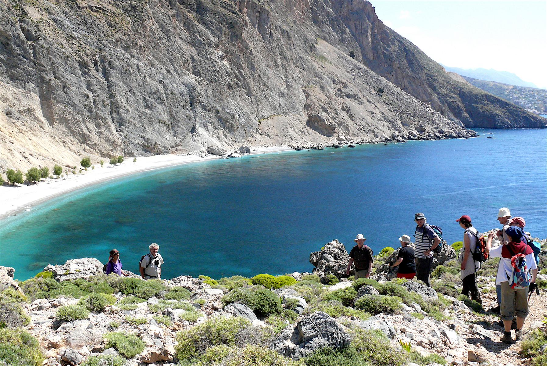 Kurze Pause an der azurblauen Kste Kretas - Lupe Reisen
