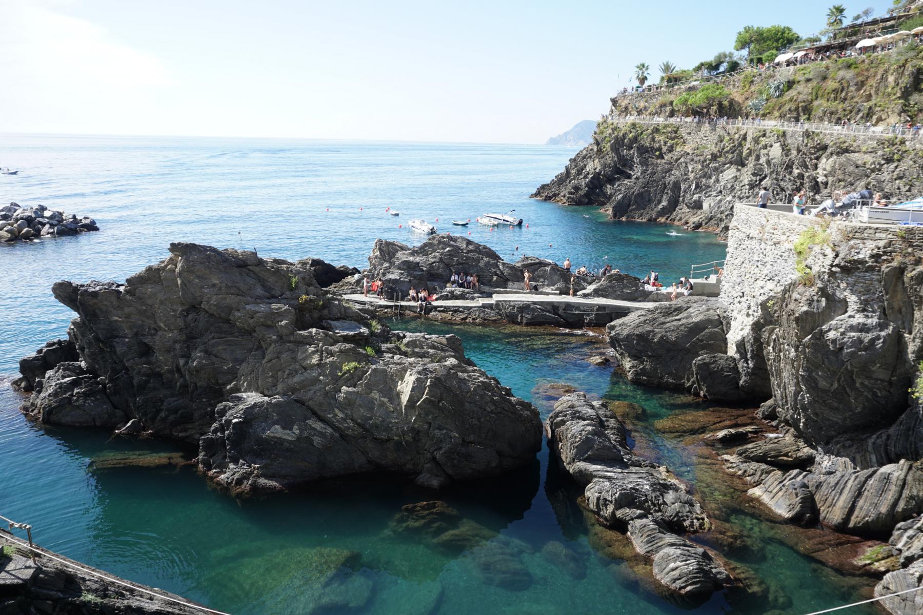 Felsen im Meer vor Monterosso - Lupe Reisen