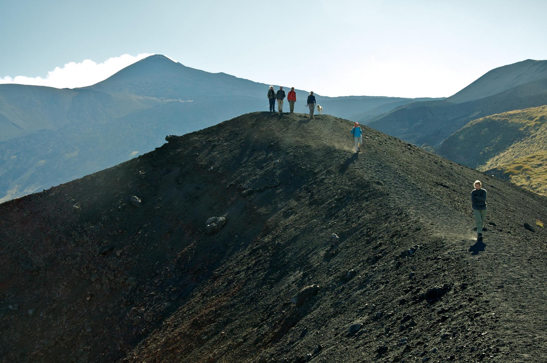 Wanderung auf Vulkanerde nahe des tna - Lupe Reisen