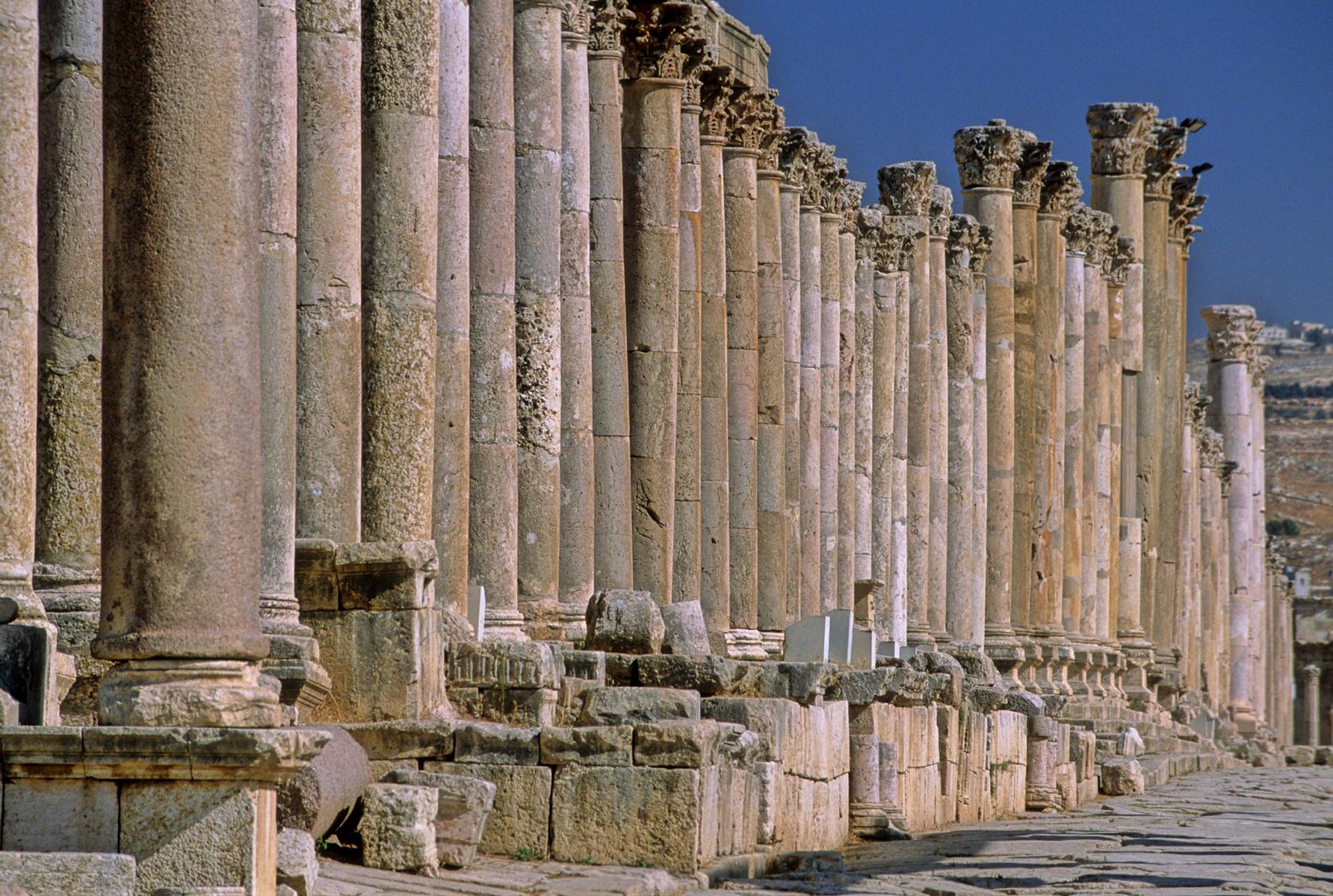 Antike Sulen der Stadt Jerash zeugen von lngst vergangenen Zeiten - Lupe Reisen