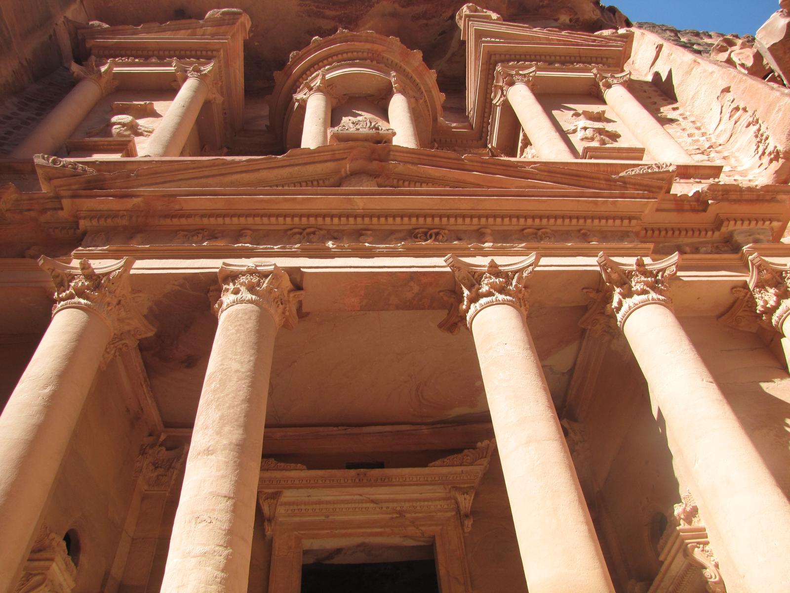 Imposante Felsengebude des Klosters Ad Deir nahe der antiken Stadt Petra - Lupe Reisen