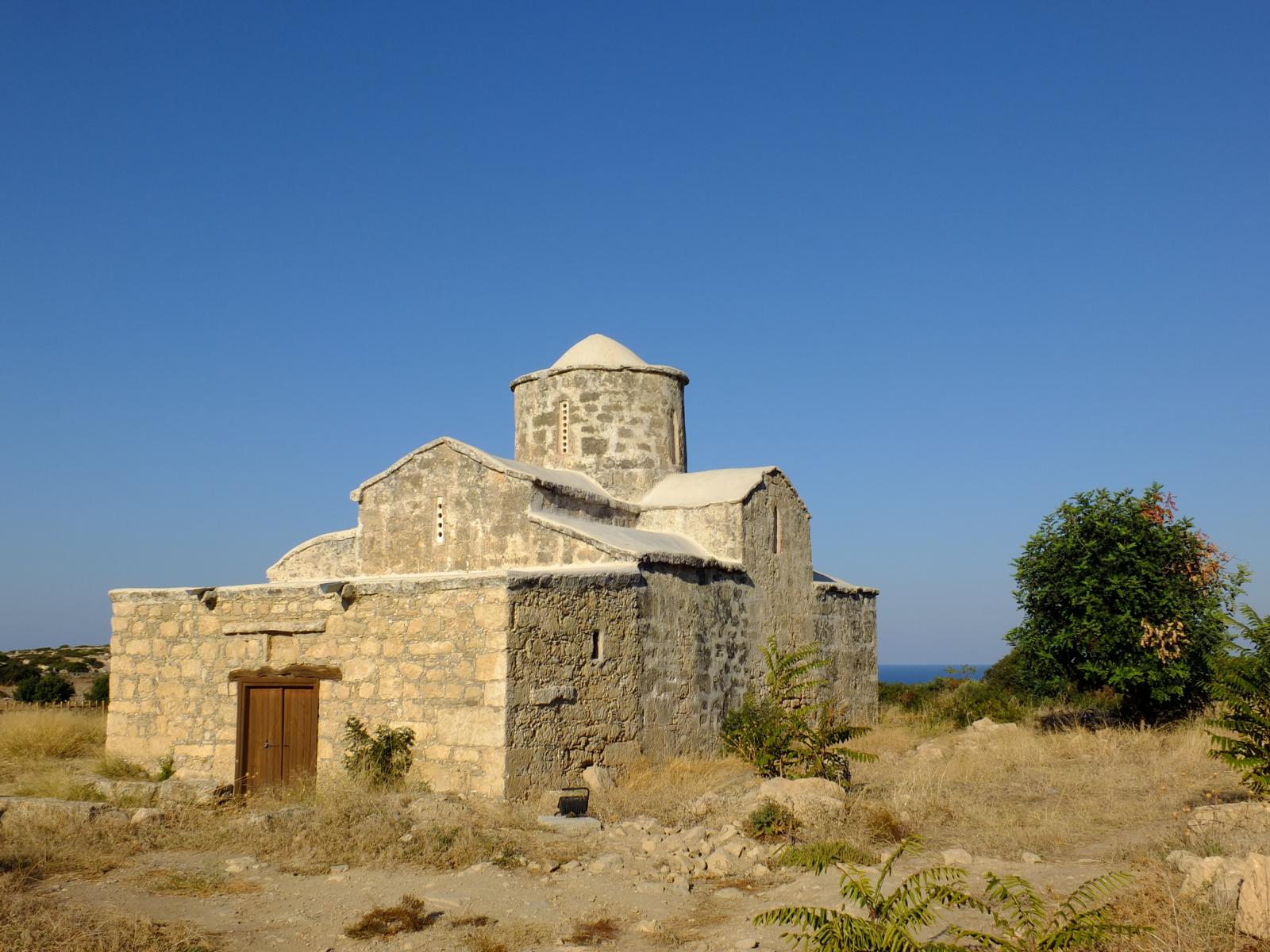 Eine verlassene Kirche mitten in der Landschaft - Lupe Reisen