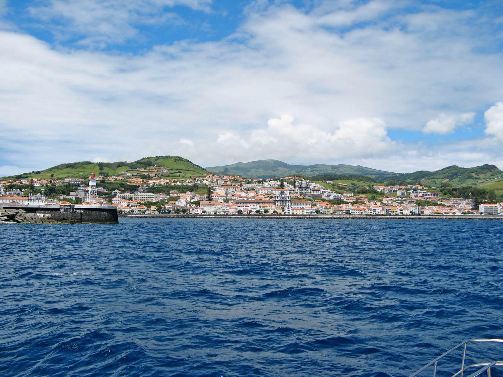 Foto: Die Inselhauptstadt Horta auf Faial - Lupe Reisen