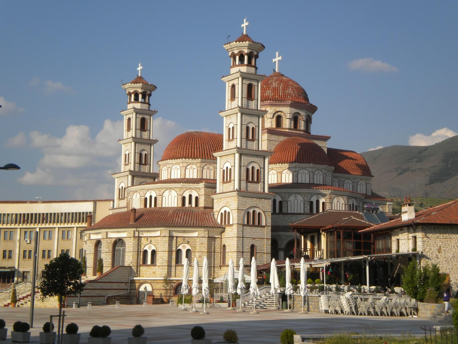 Foto: Orthodoxe Auferstehungs-Kirche in der Innenstadt von Korca - Lupe Reisen