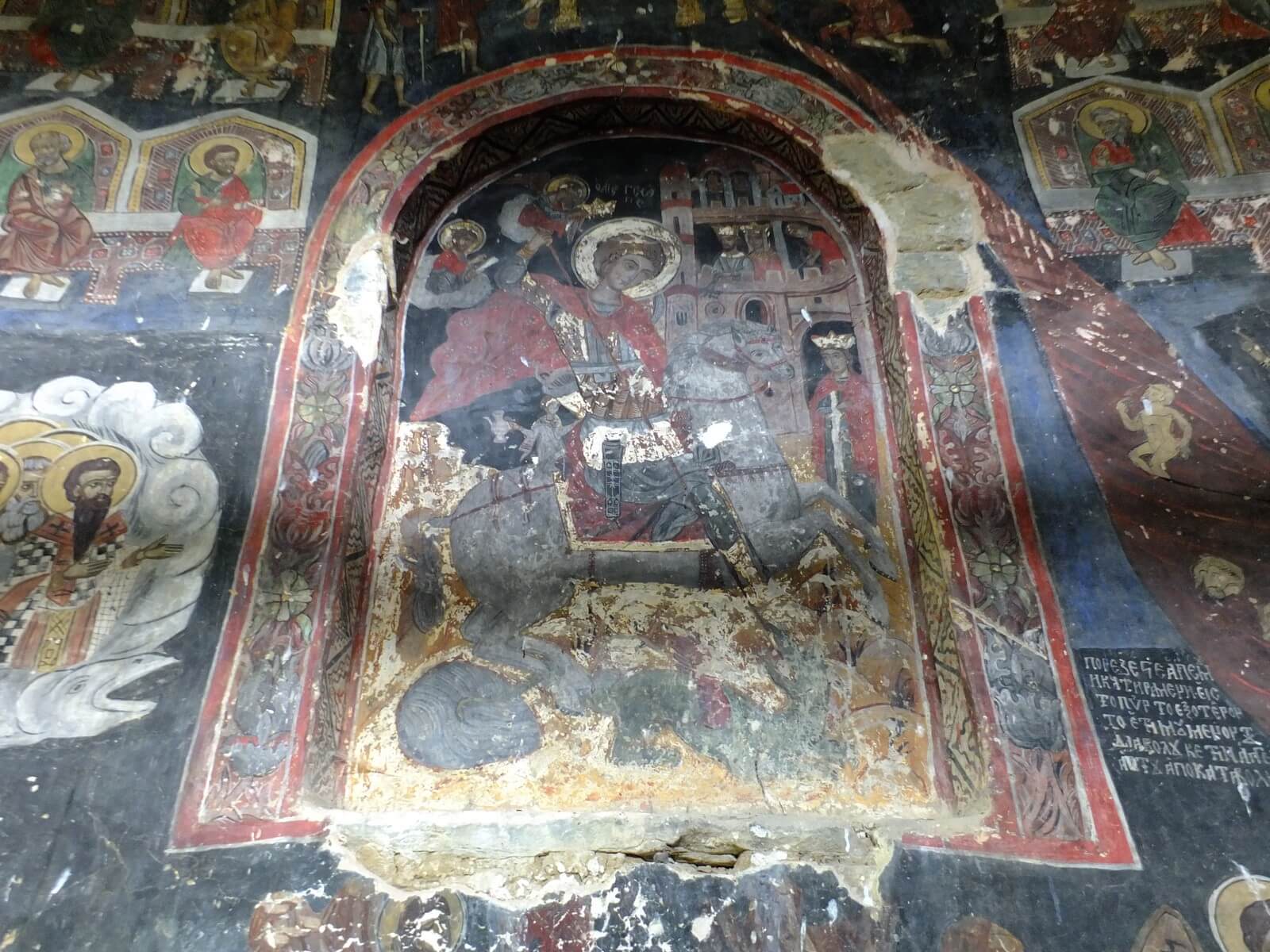 Foto: Fresko in einer verlassene Kirche der Aromunen-Stadt Voskopoja - Lupe Reisen