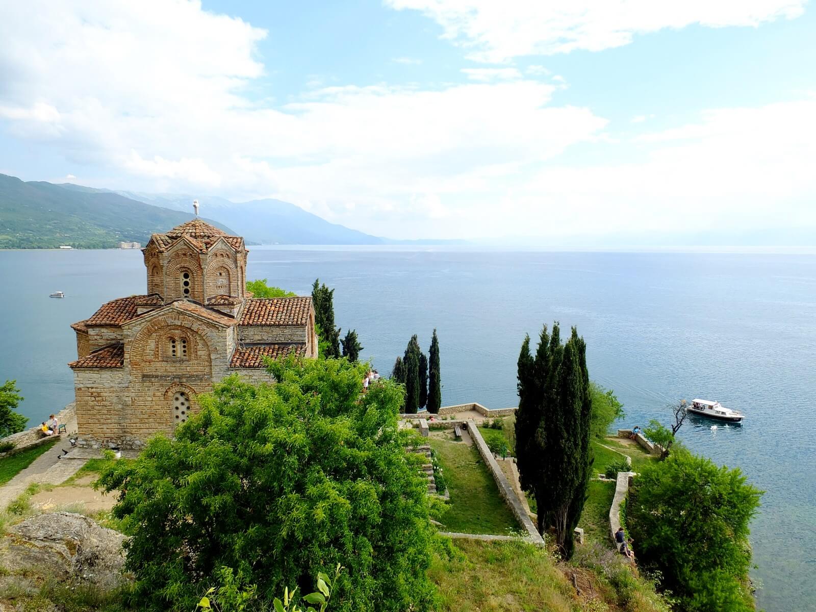 Foto: orthodoxe Kirche am Seeufer von Ohrid - Lupe Reisen