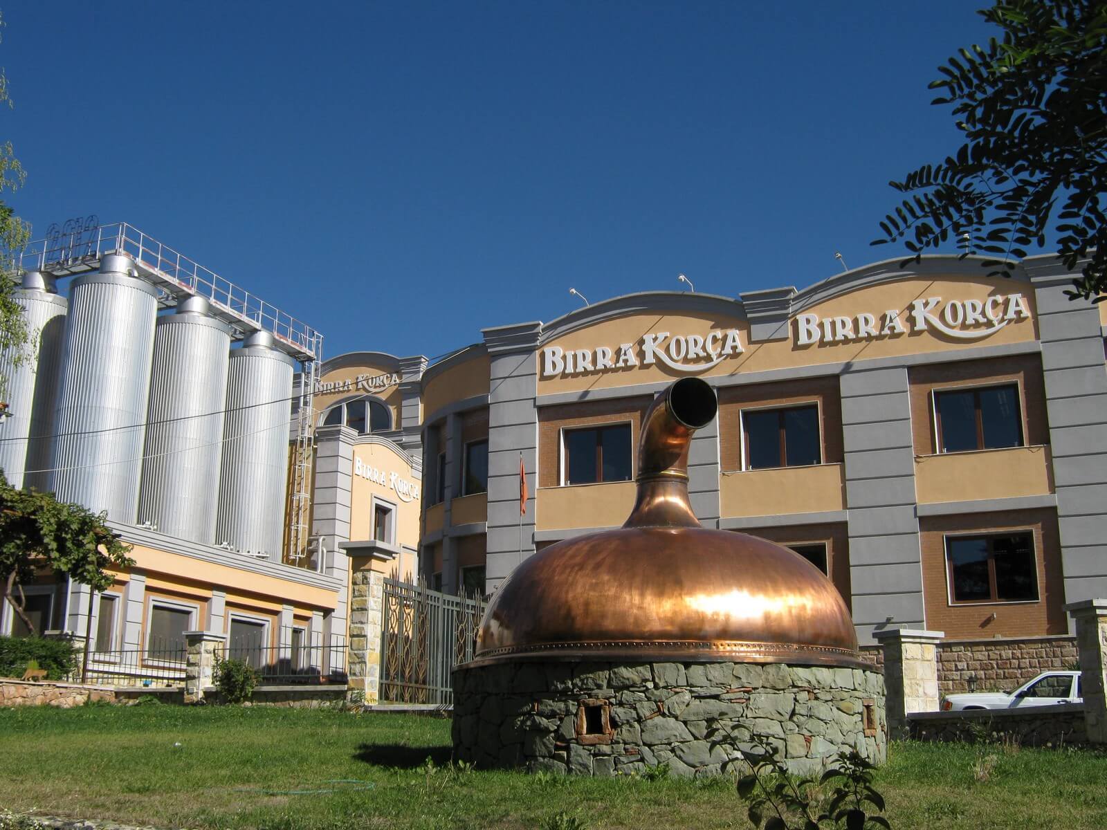 Foto: Korca Brauerei in Korca - Lupe Reisen