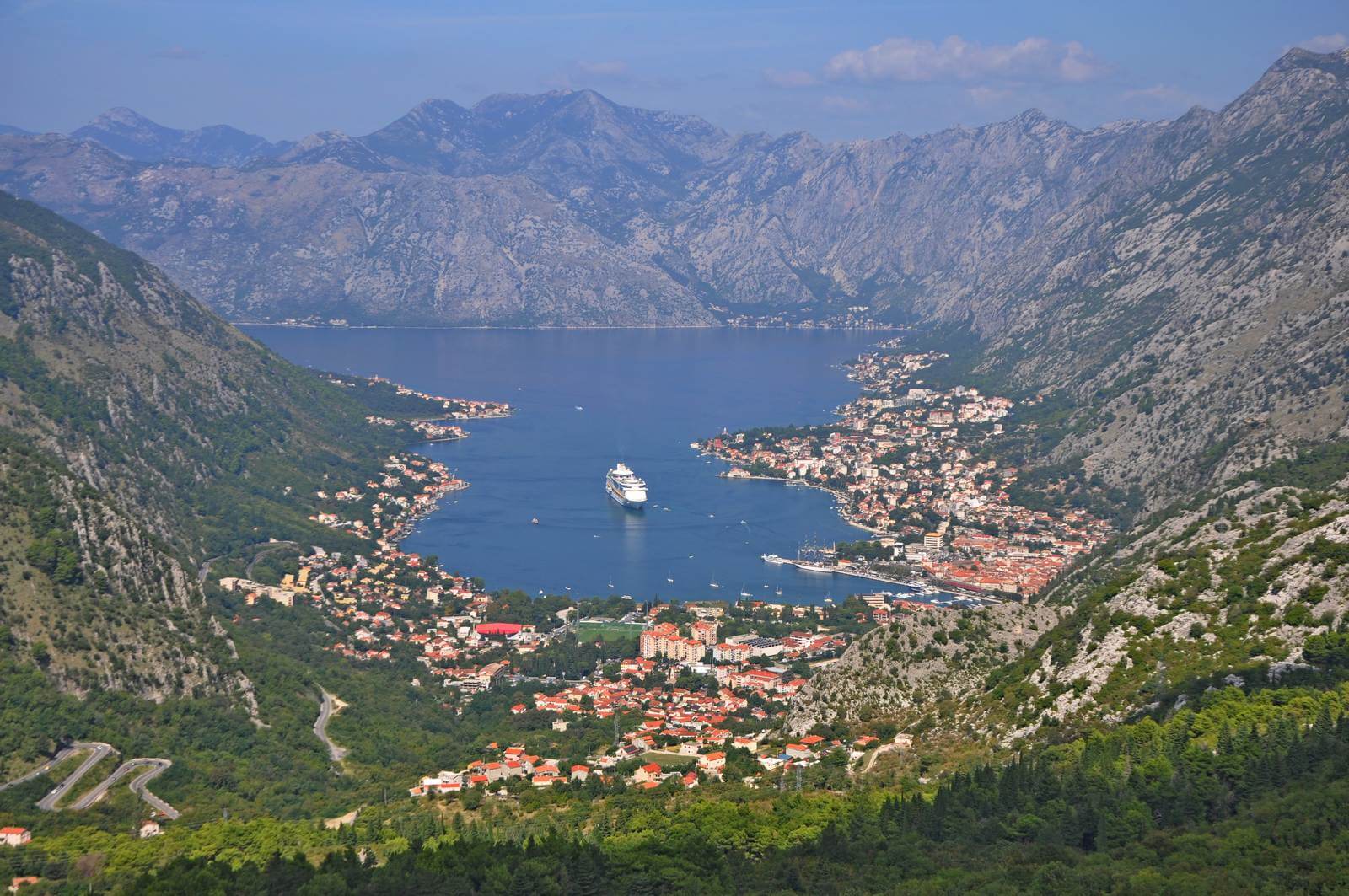 Foto: Blick ber die fjordartige Bucht von Kotor - Lupe Reisen