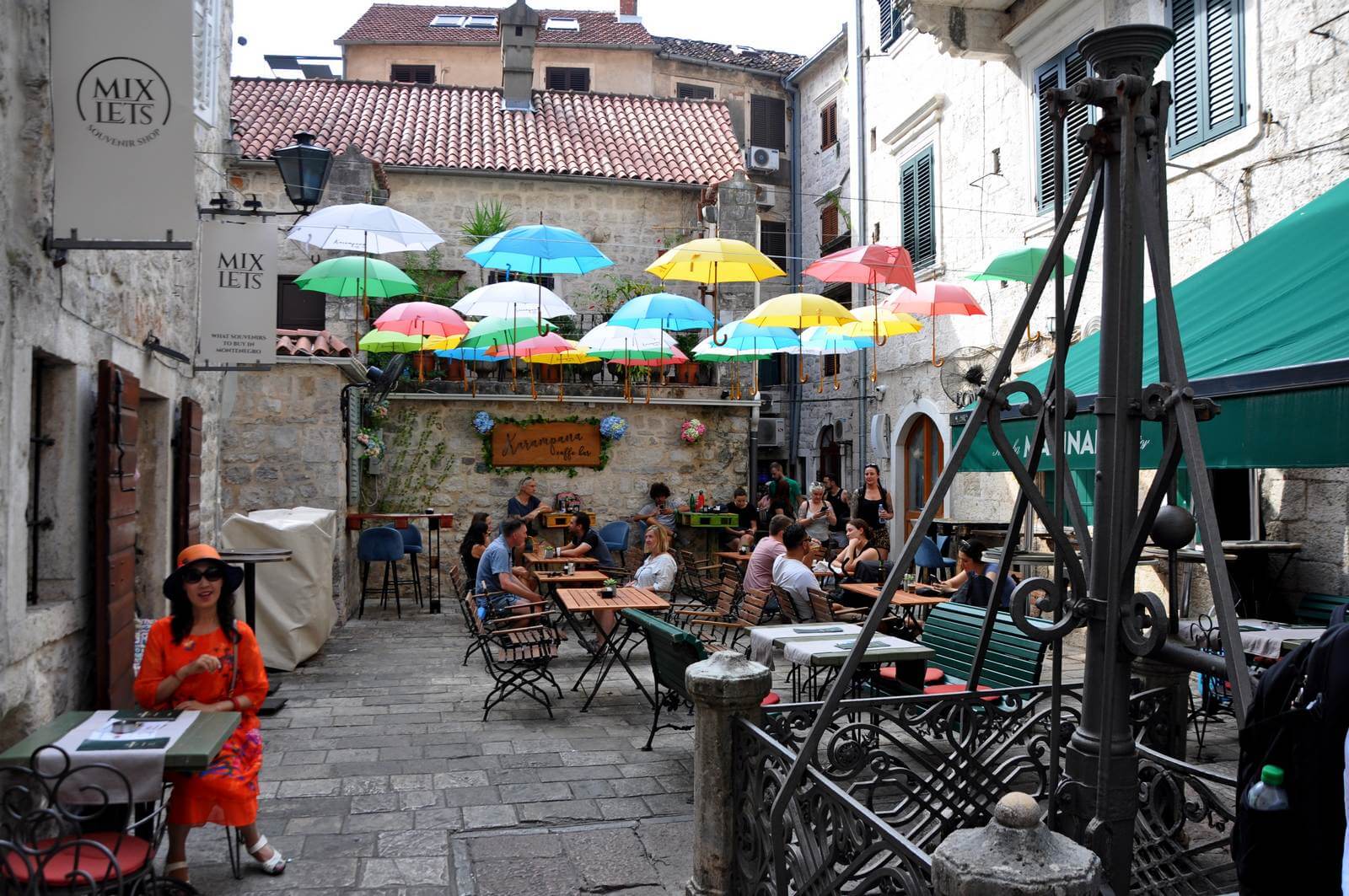 Foto: Gastronomie in der Altstadt von Kotor - Lupe Reisen