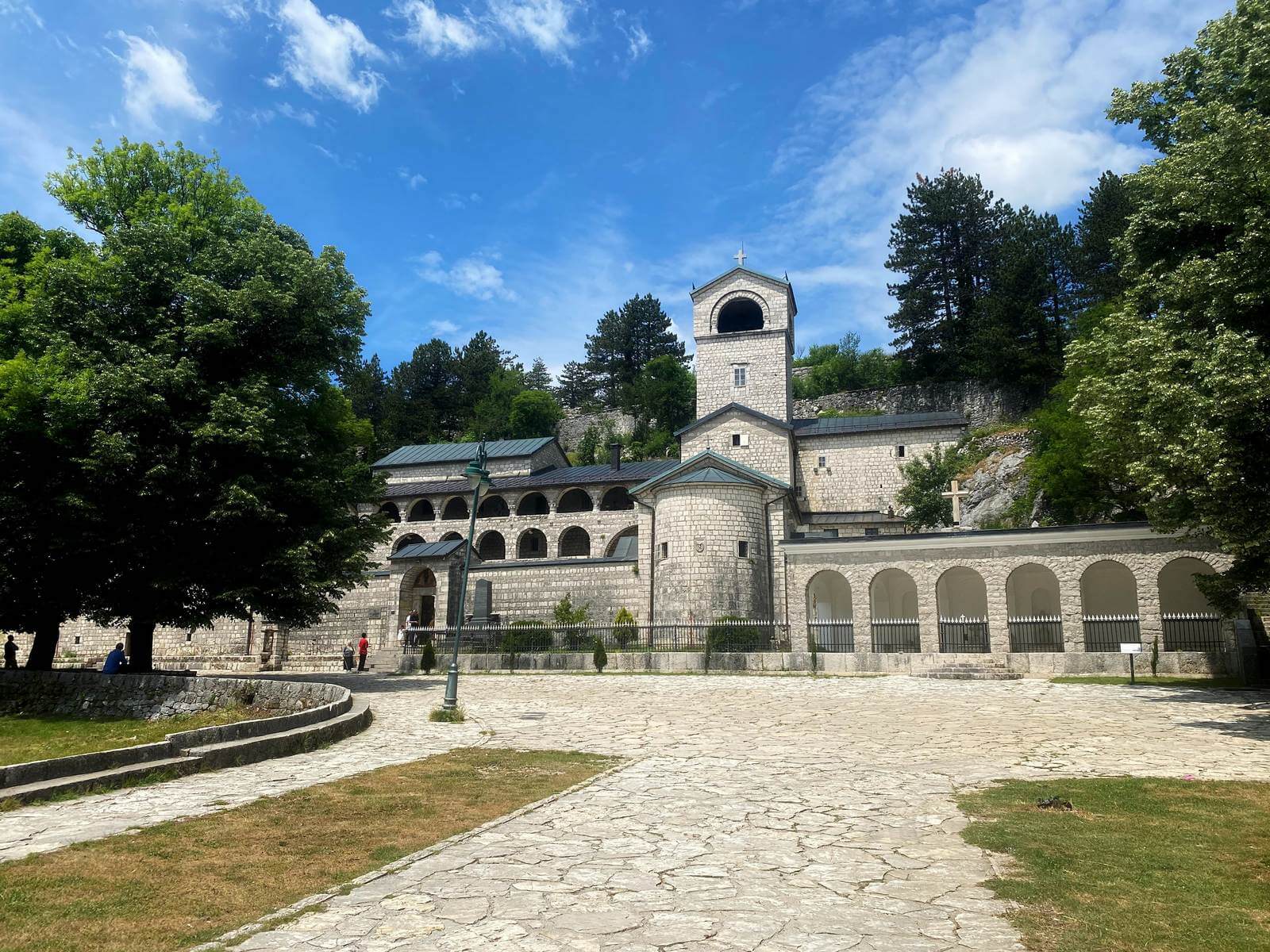 Foto: Kloster der serbisch-orthodoxen Kirche von Montenegro in Cetinje - Lupe Reisen