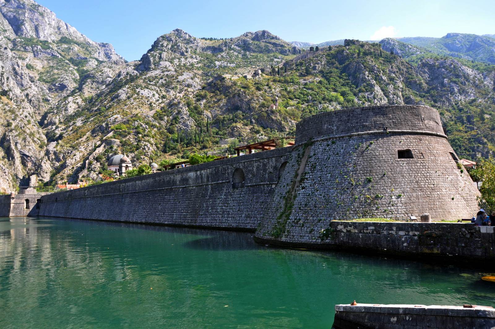 Foto: Die alte Befestigungs-Anlage von Kotor zieht sich den Berg hinauf - Lupe Reisen