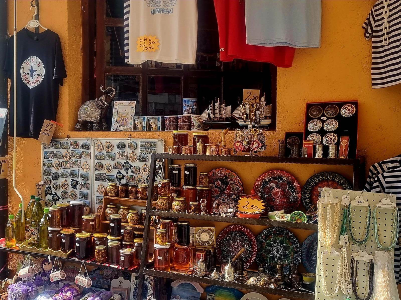 Foto: Souvenirladen in Montenegro - Lupe Reisen