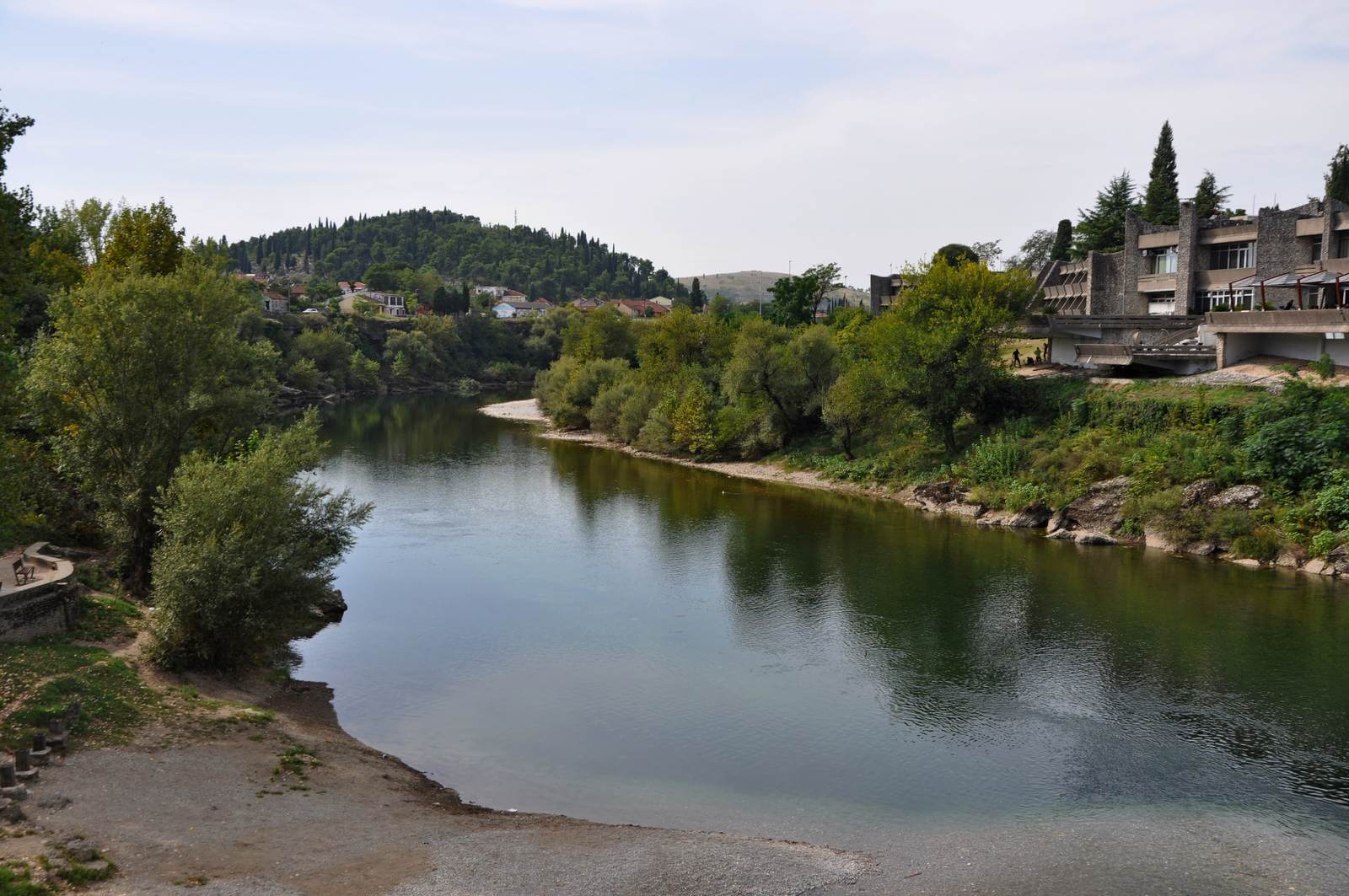 Foto: Mitten in der Hauptstadt Podgorica naturnahe Ufer der Ribnica - Lupe Reisen