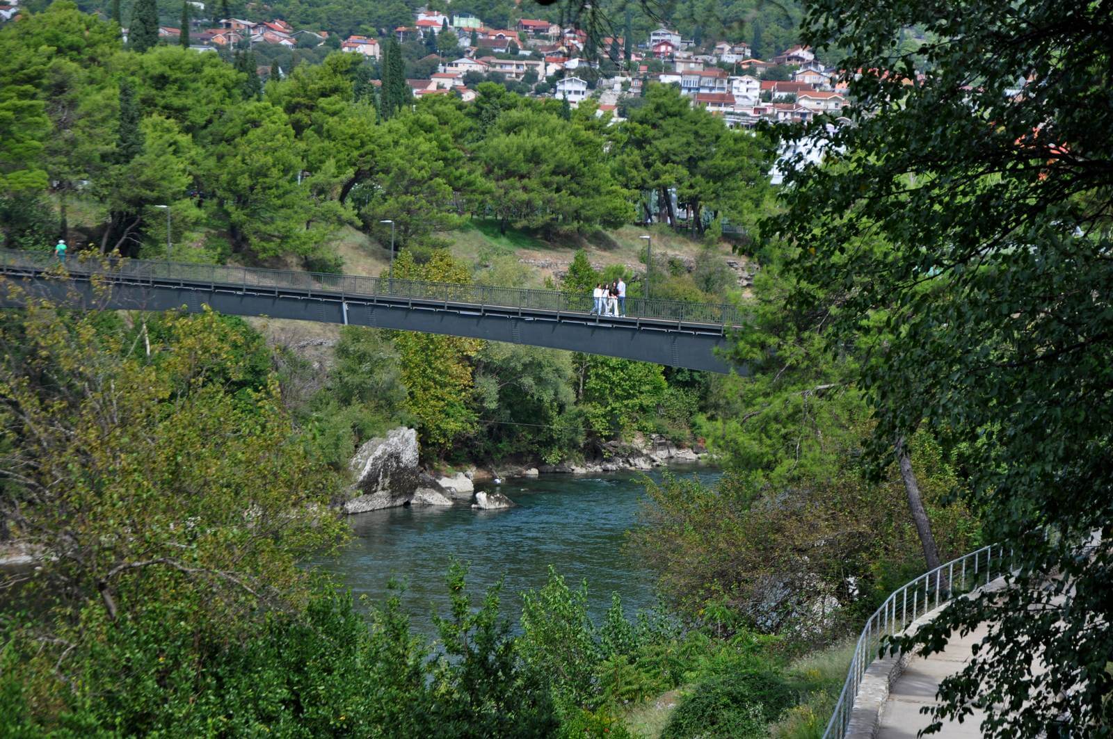 Foto: Fugngerbrcke ber die Ribnica in Podgorica - Lupe Reisen