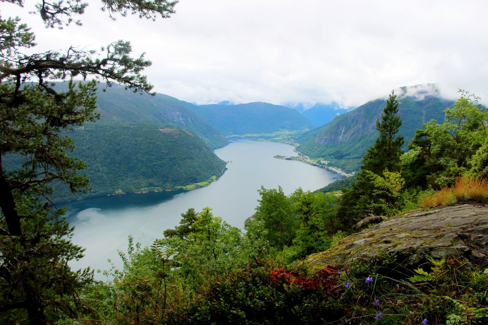 Foto: Blick beim Wandern auf den Sognefjord - Lupe Reisen