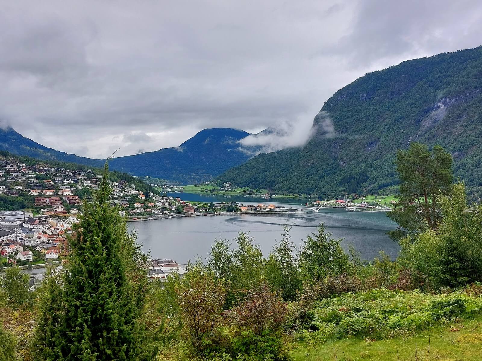Foto: Blick auf den Unterkunftsort Sogndal am Sognefjord - Lupe Reisen