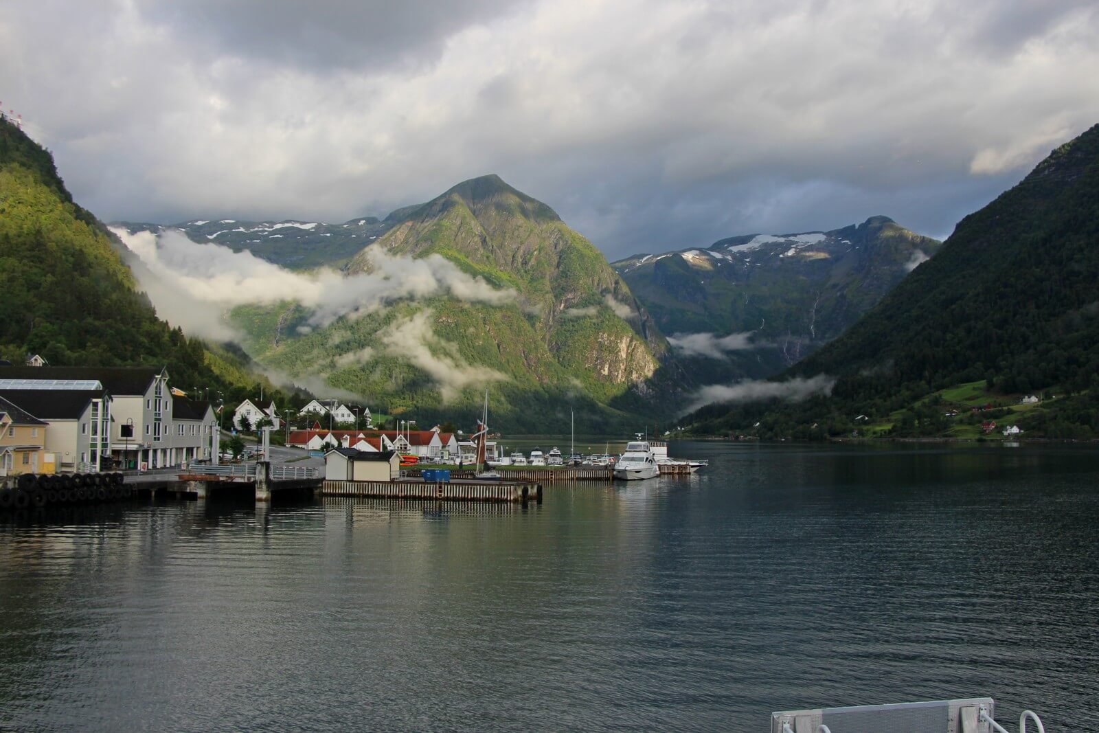 Foto: Kleine Ortschaft mit Anleger am Sognefjord - Lupe Reisen