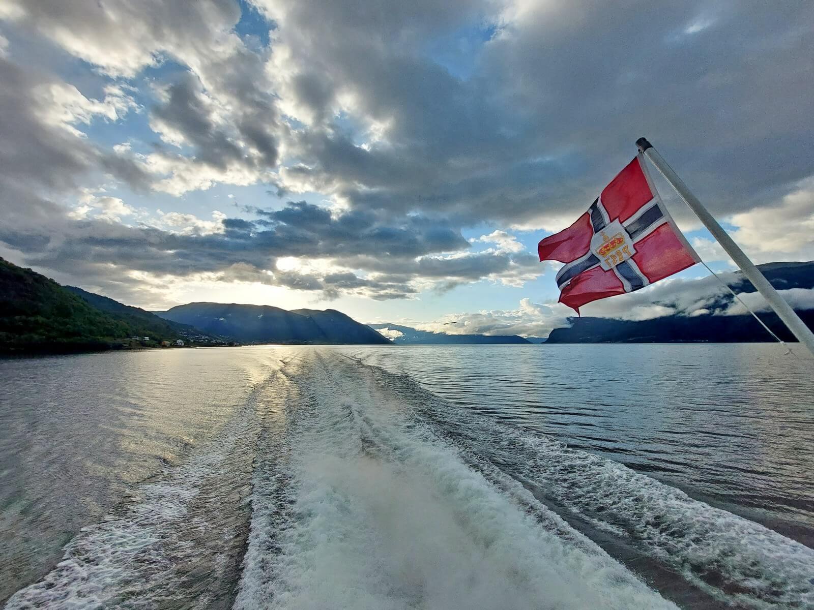 Foto: Fahrt mit der Schnellfhre von Sogndal nach Bergen - Lupe Reisen