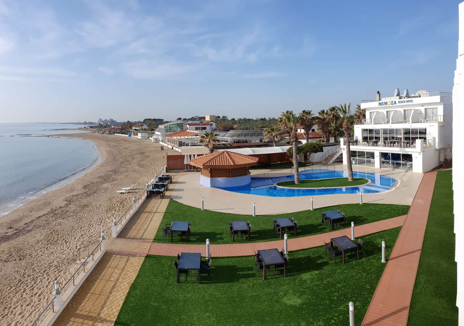 Die Hotelanlage Mimoza Beach liegt direkt am Strand- nher geht es nicht mehr - Lupe Reisen