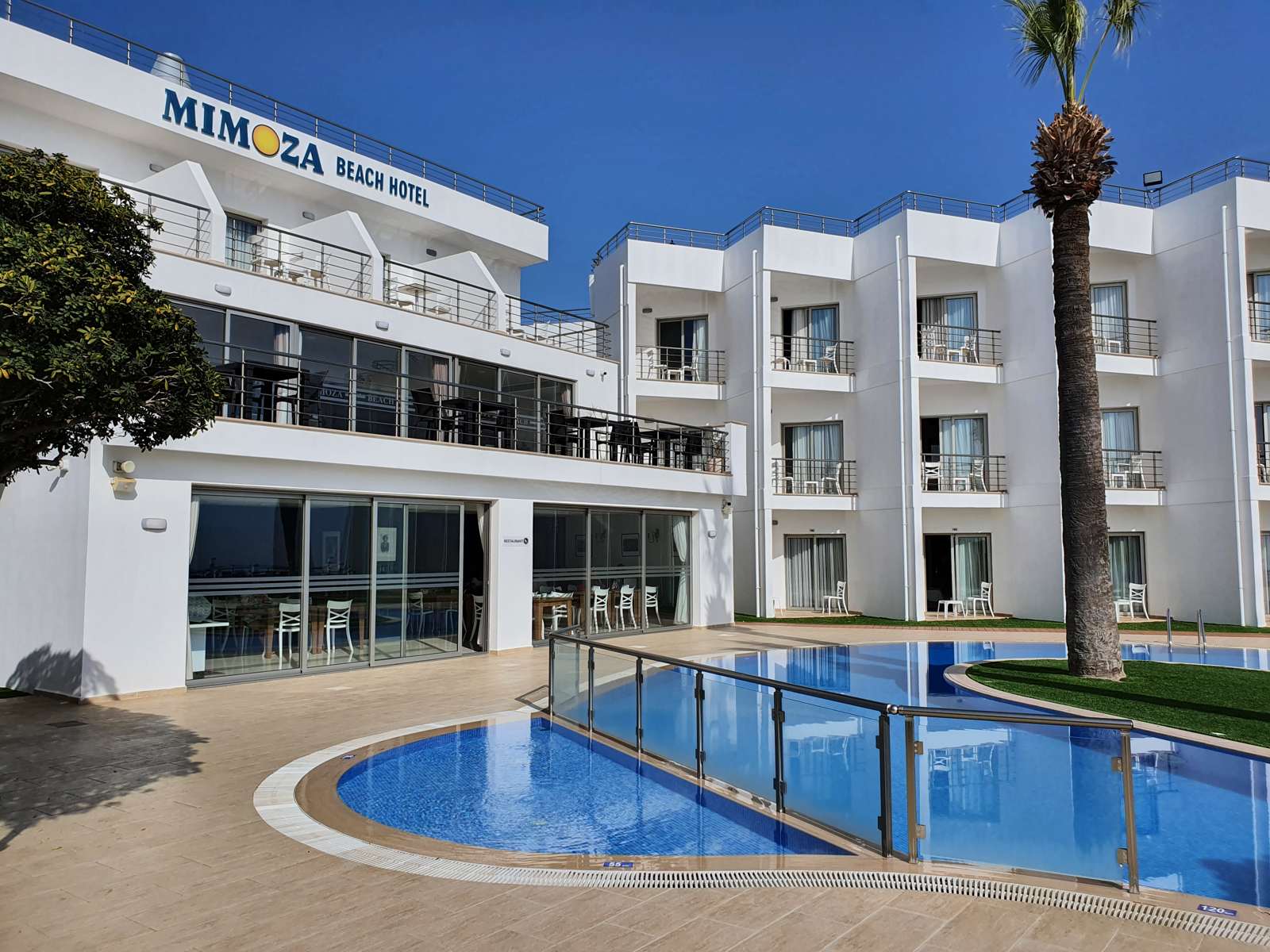 Hauptgebude mit Restaurant und Rezeption/Lobby - Mimoza Beach Hotel in Nordzypern - Lupe Reisen