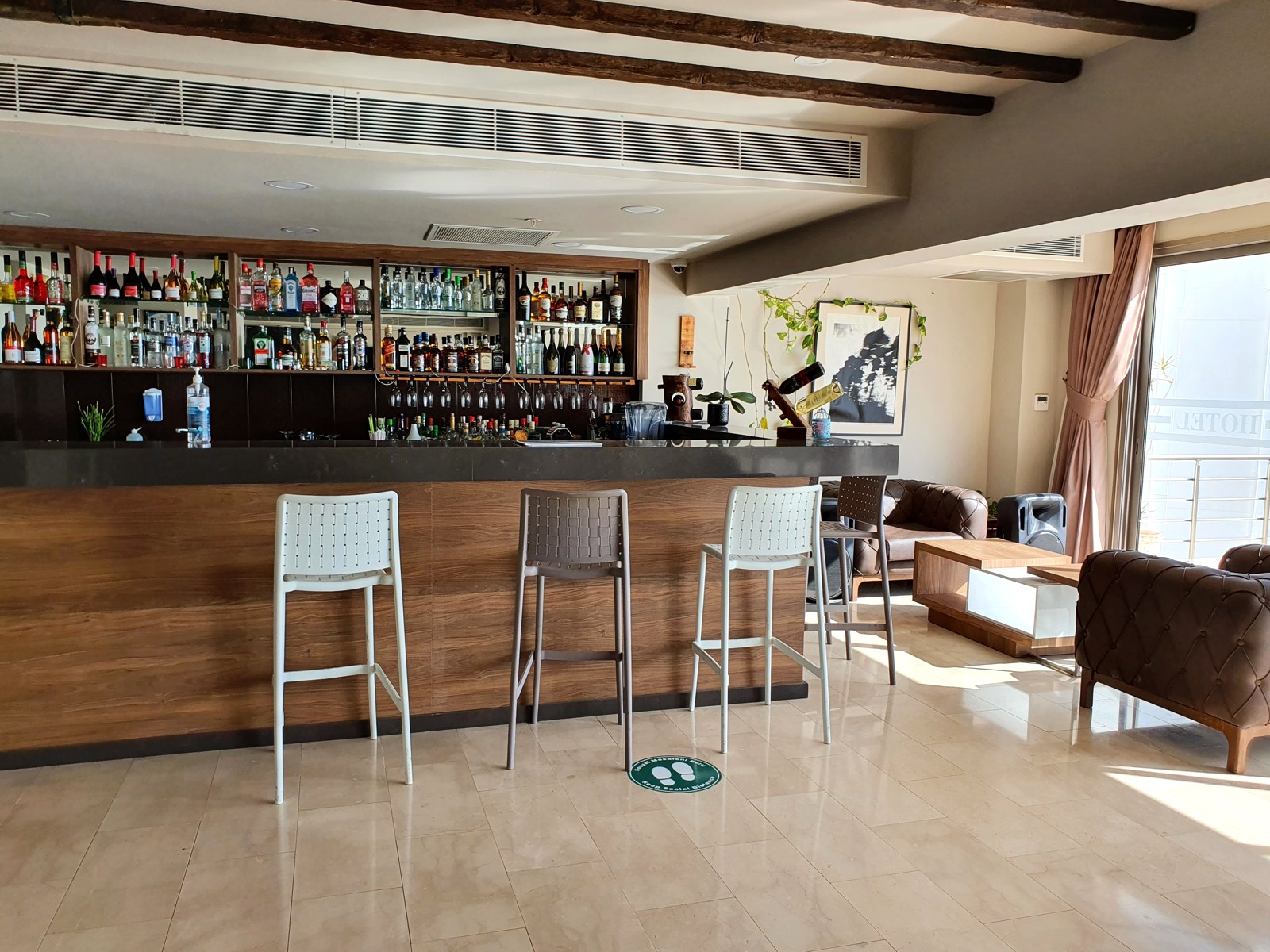 Mimoza Beach Hotel - Bar und gemtliche Sessel - Lupe Reisen