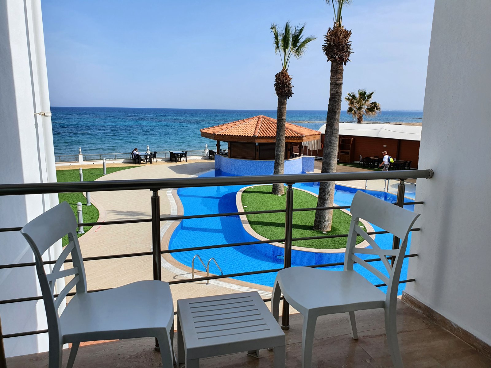 Blick aus dem Zimmer ber den Blkon zum Pool und Meer -Mimoza Beach Hotel, Nordzypern - Lupe Reisen