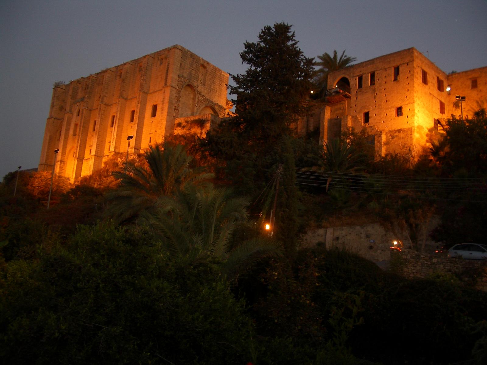 Blick auf das Kloster bei Nacht - Lupe Reisen