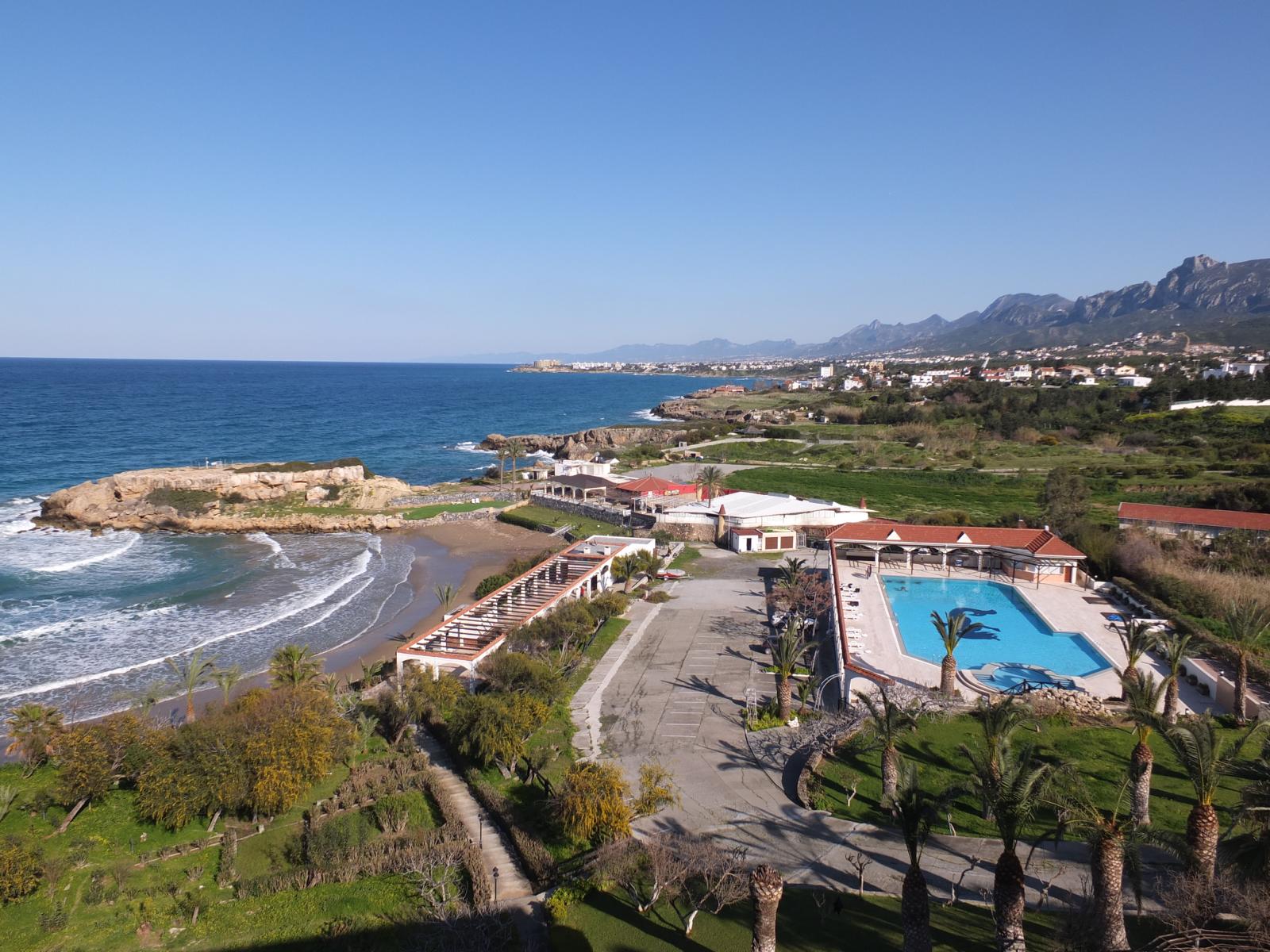 Ausblick ber den Pool und Strand des Hotels Denizkizi - Lupe Reisen