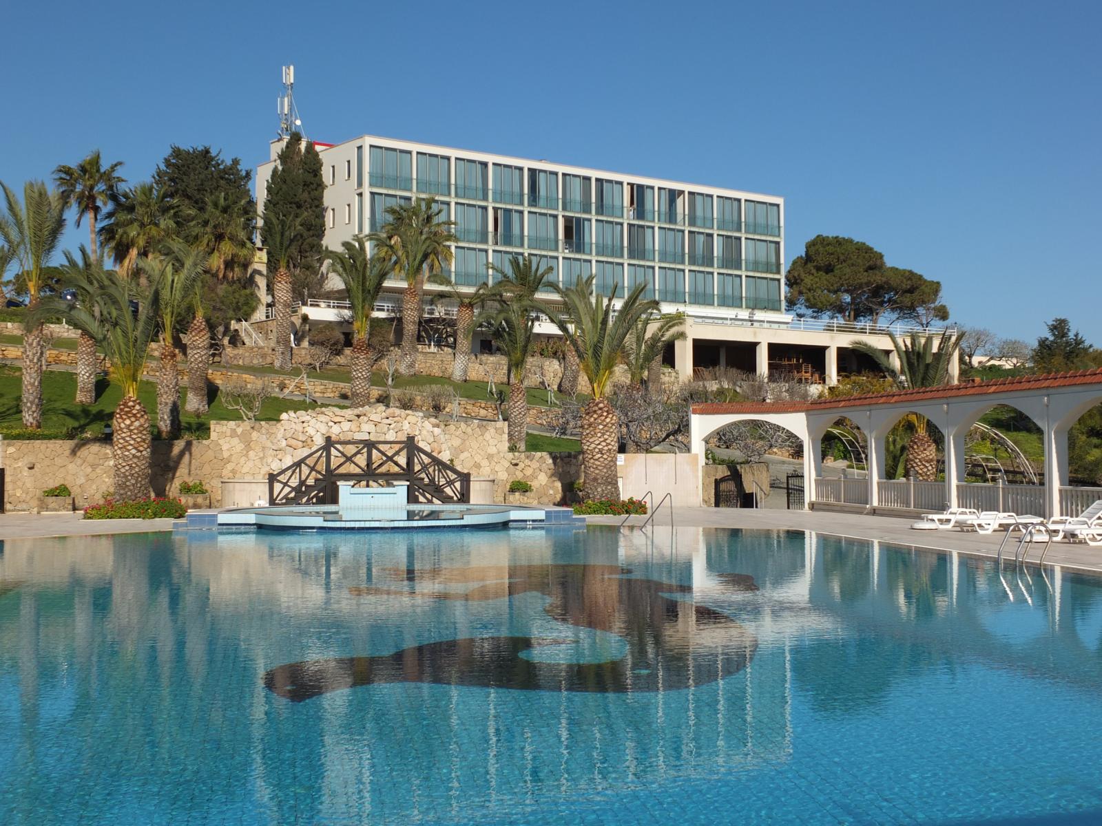 Blick ber den Pool auf das 2011 neu gestaltete Haus Denizkizi - Lupe Reisen
