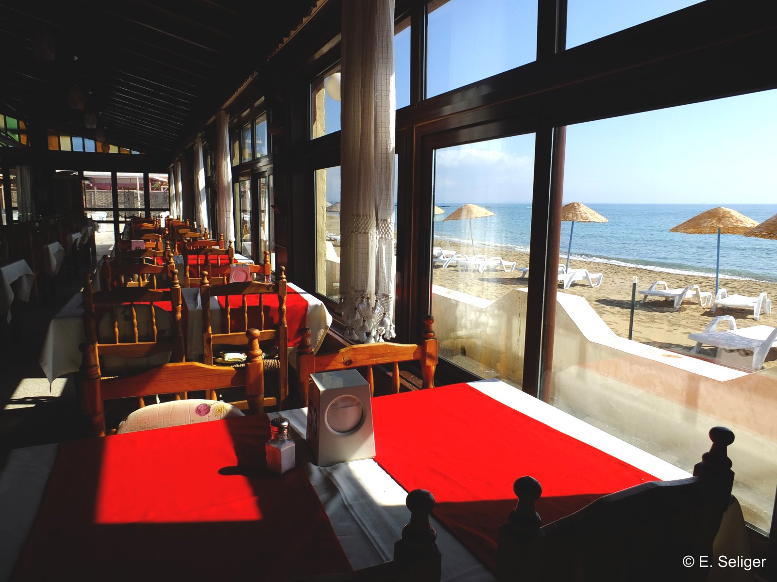 Das Restaurantgebude direkt am Sandstrand mit Blick aufs Meer - Lupe Reisen