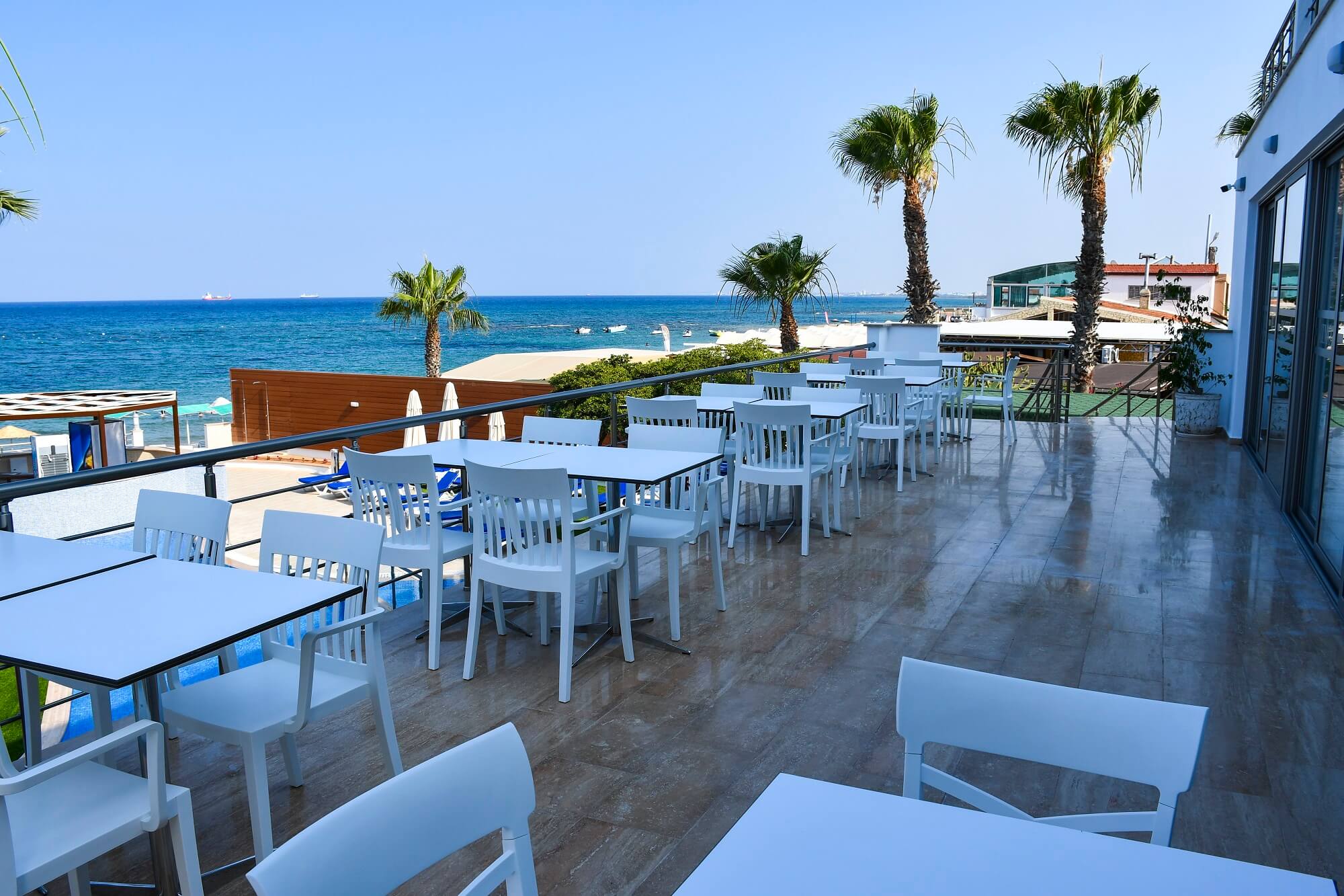 Terrasse mit Ausblick- Mimoza Beach Hotel - Lupe Reisen