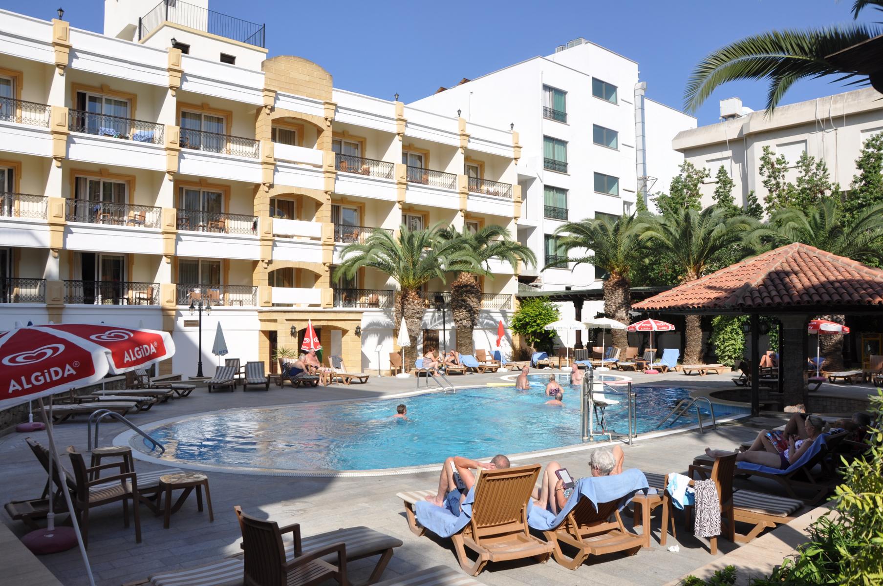 Blick auf den Pool und das Hotel Pia Bella in Girne - Lupe Reisen