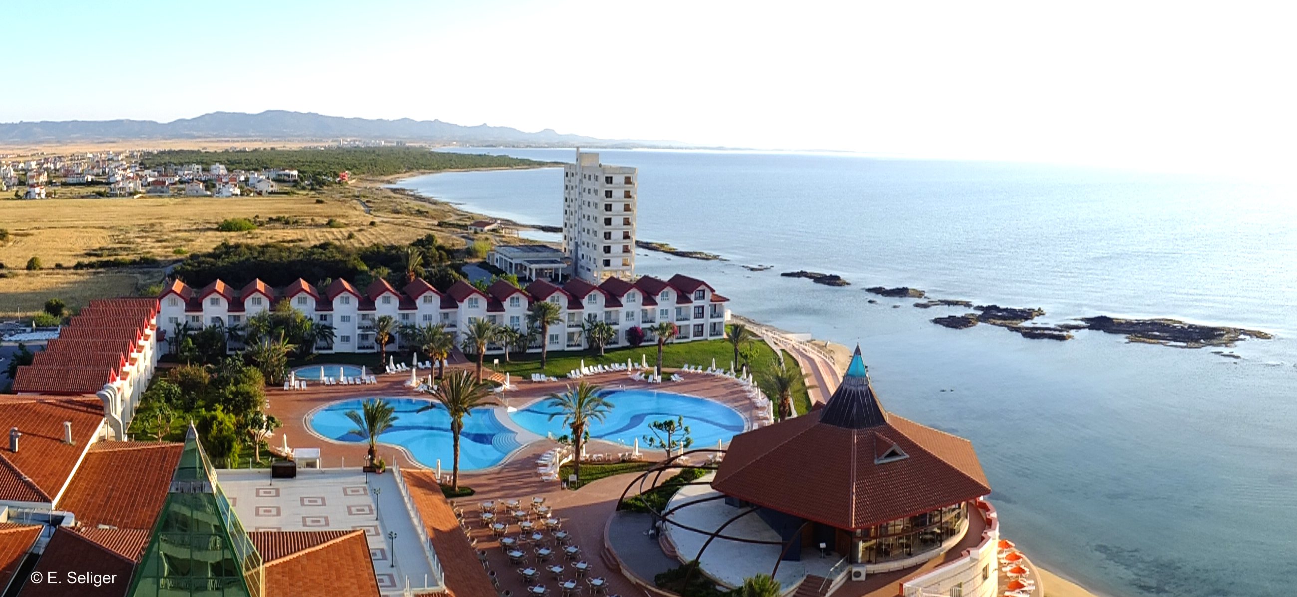 Blick afu das Areal des Hotels Salamis Bay - Lupe Reisen