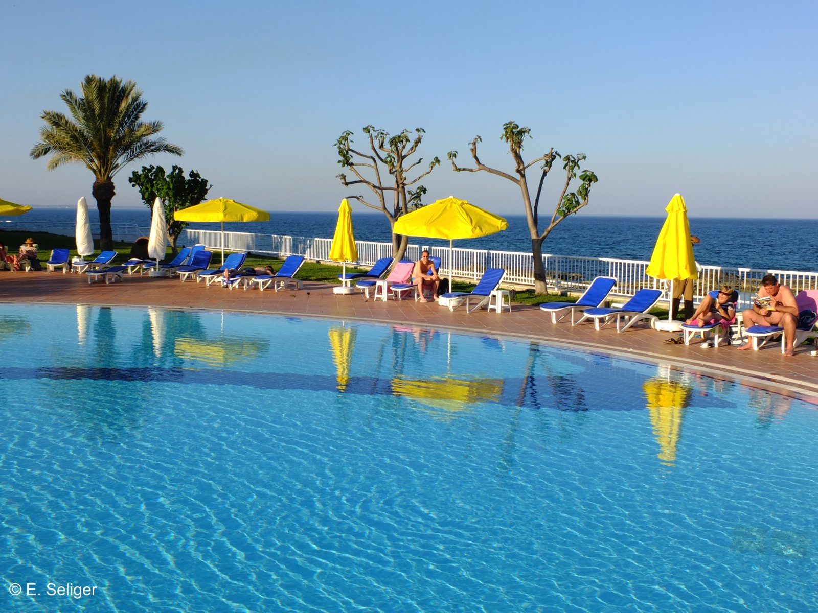 Der Pool mit liegen am salamis Bay Hotel - Lupe Reisen