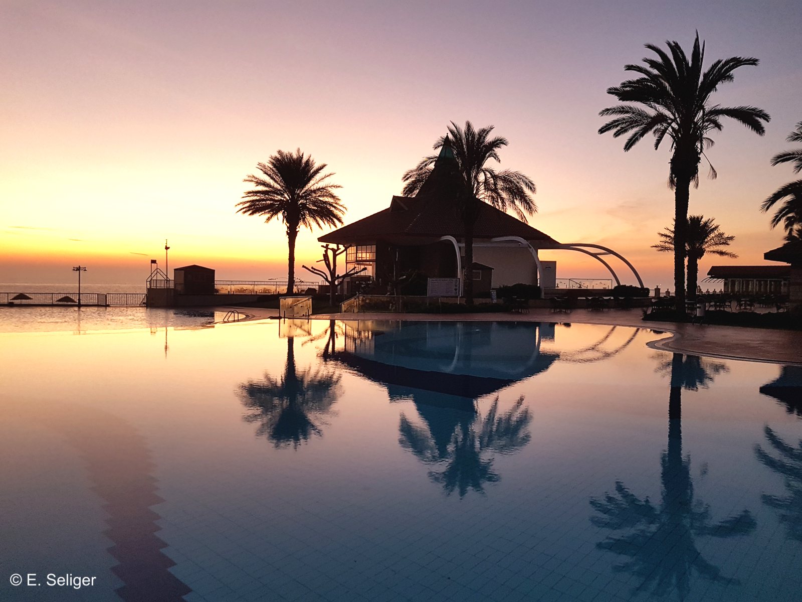 Sonnenuntergang am Pool des Salamis Bay Hotels - Lupe Reisen