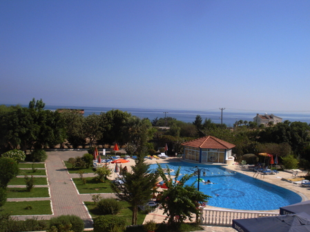 Blick vom Hotel auf den Pool und das Meer - Lupe Reisen