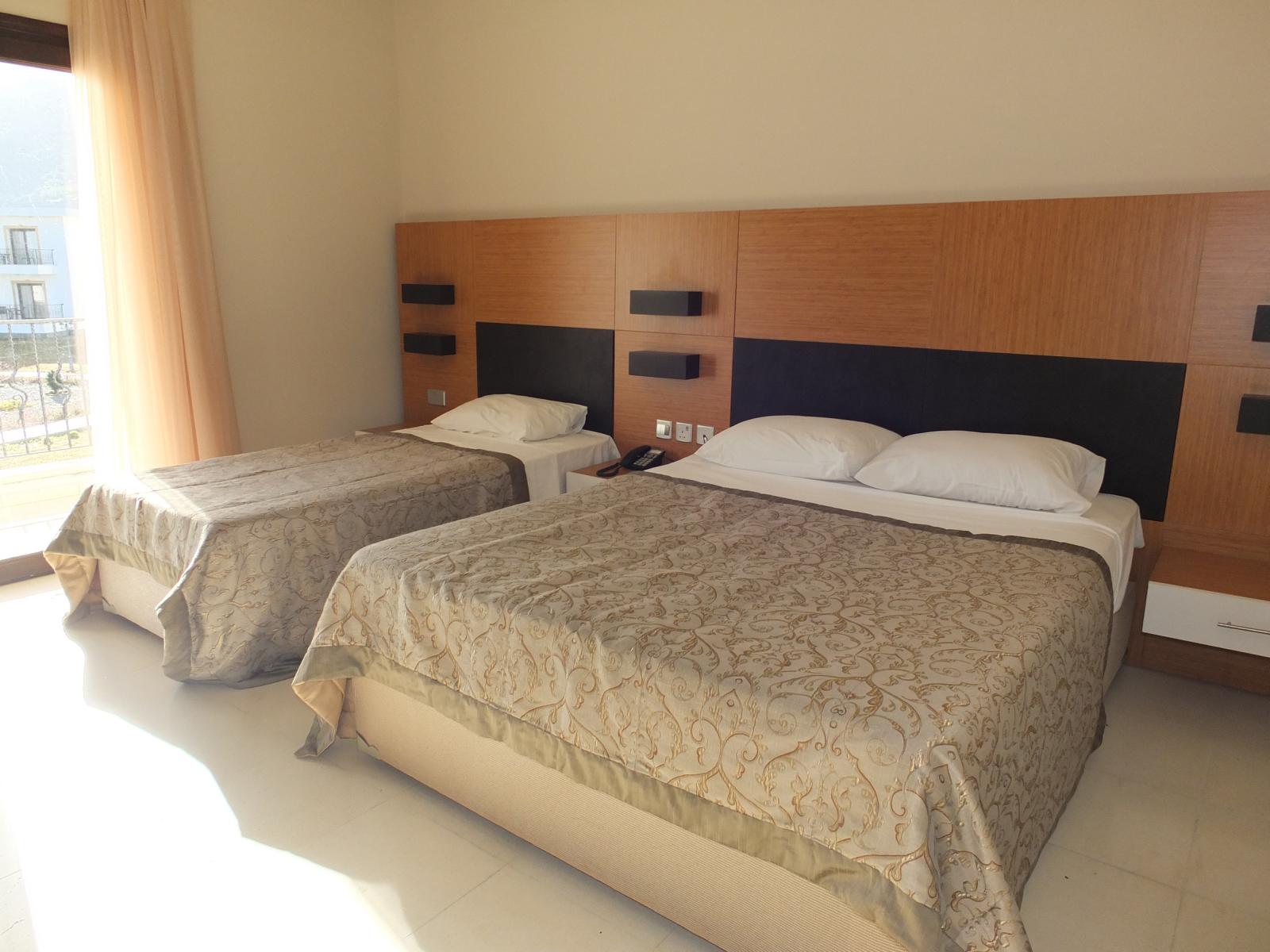 Modern eingerichtetes groes Superiorzimmer mit 3 Betten (Beispiel) - Lupe Reisen