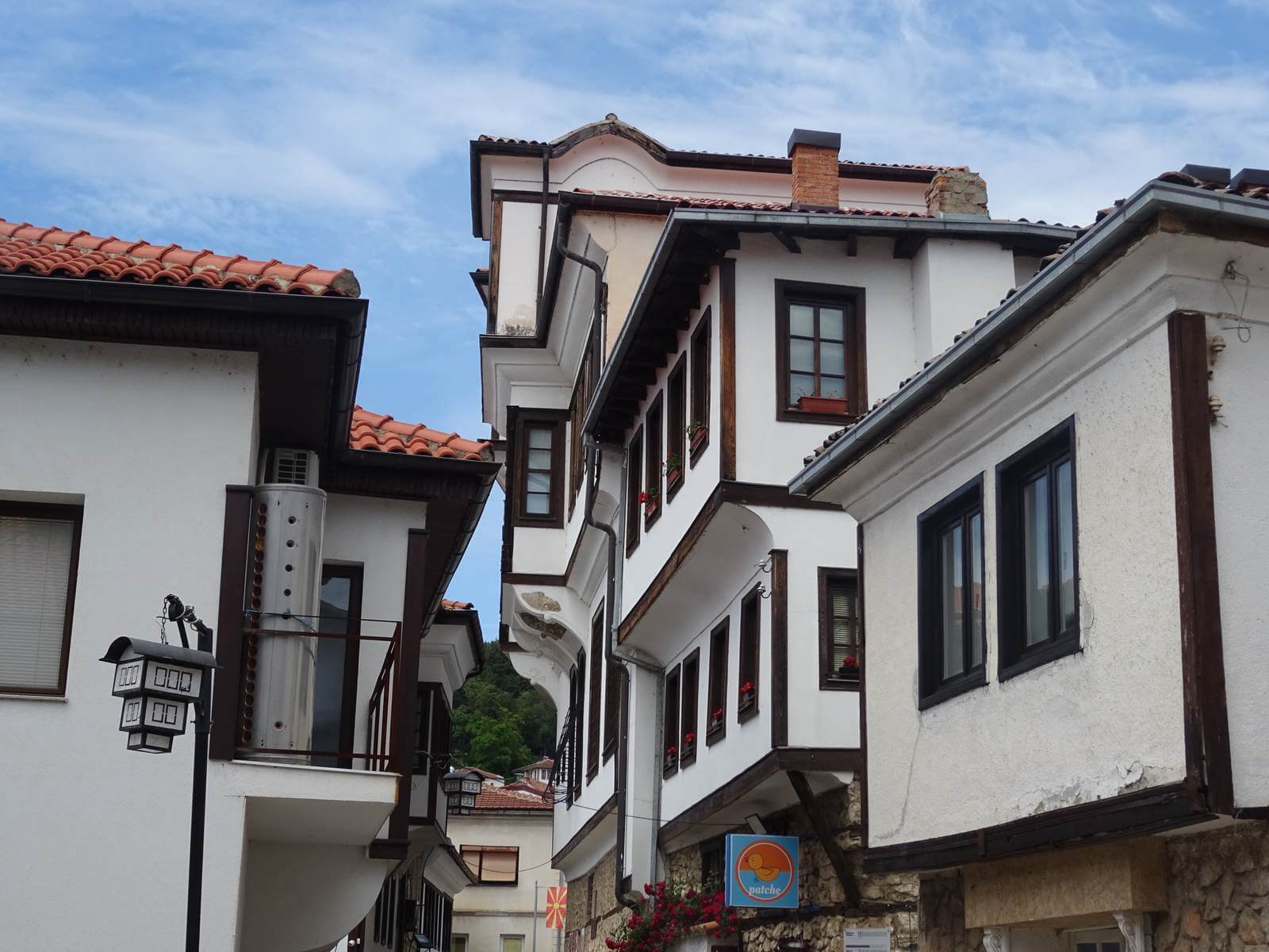 Foto: Historische Huser in der Altstadt der Weltkulturerbe-Stadt Ohrid - Lupe Reisen