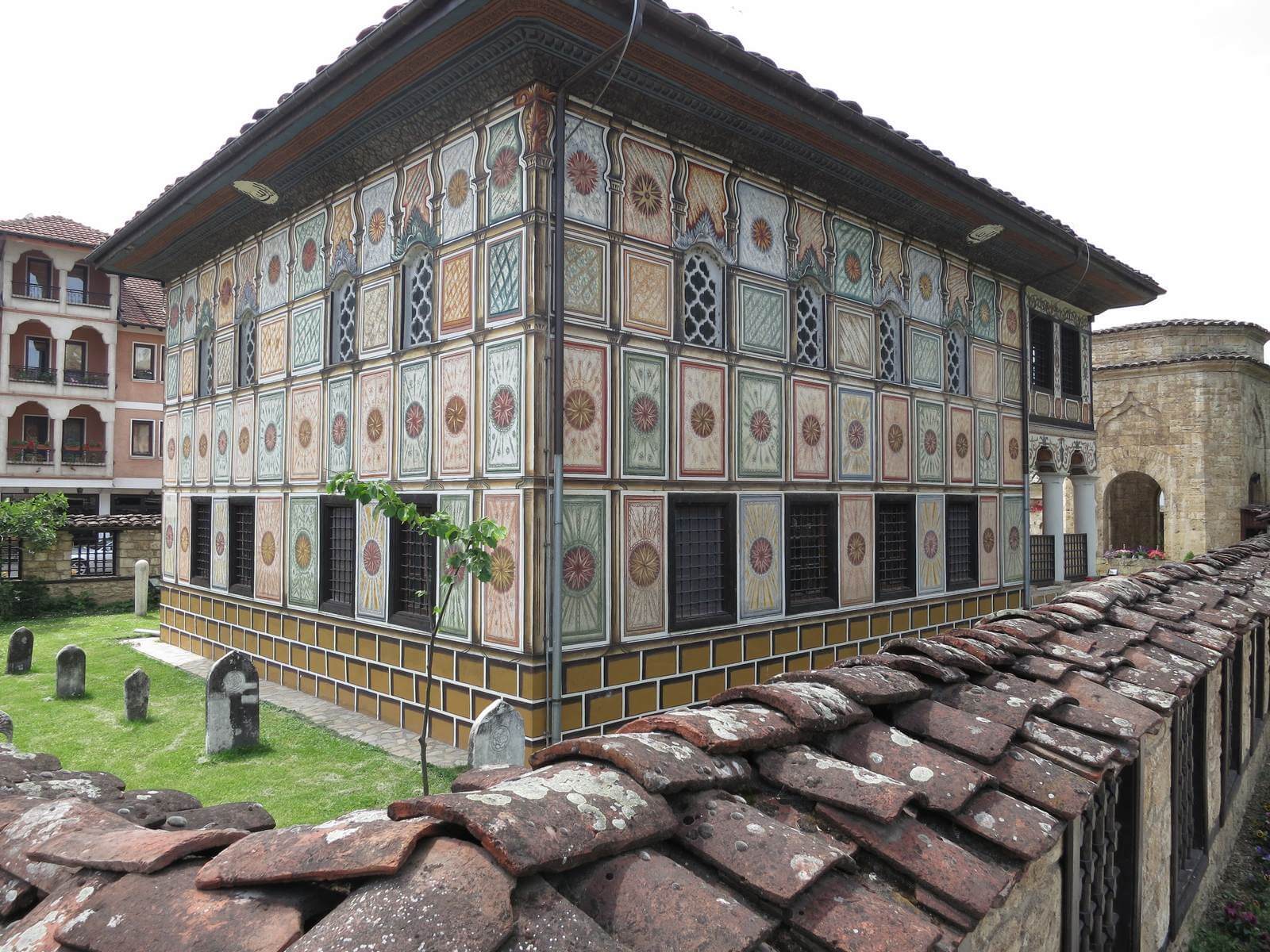 Foto: Osmanisches Erbe - die bunte Pascha-Moschee in Tetovo in Nordmazedonien - Lupe Reisen
