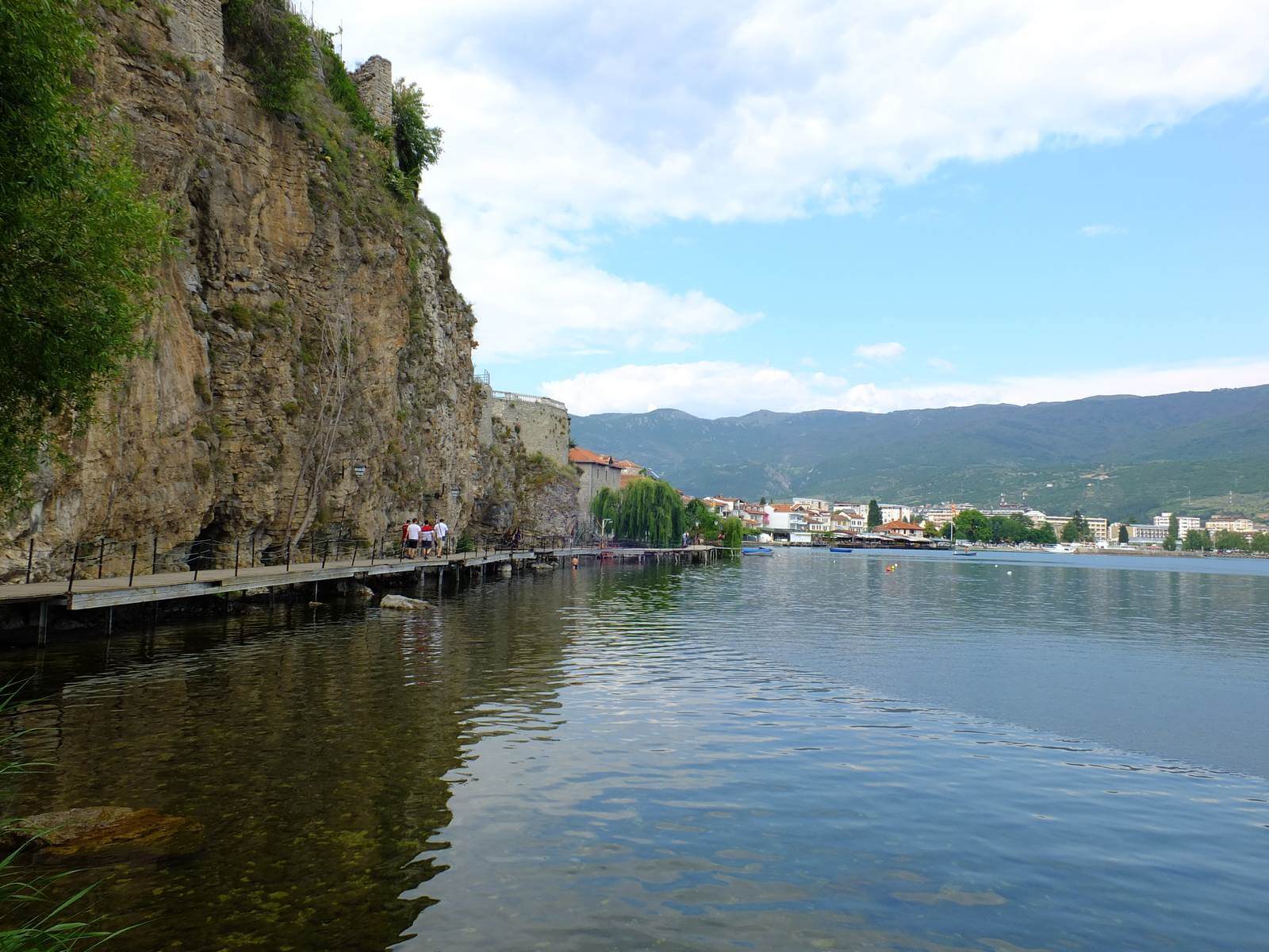 Foto: Die nordmazedonische Stadt Ohrid und der Burghgel vom See aus - Lupe Reisen